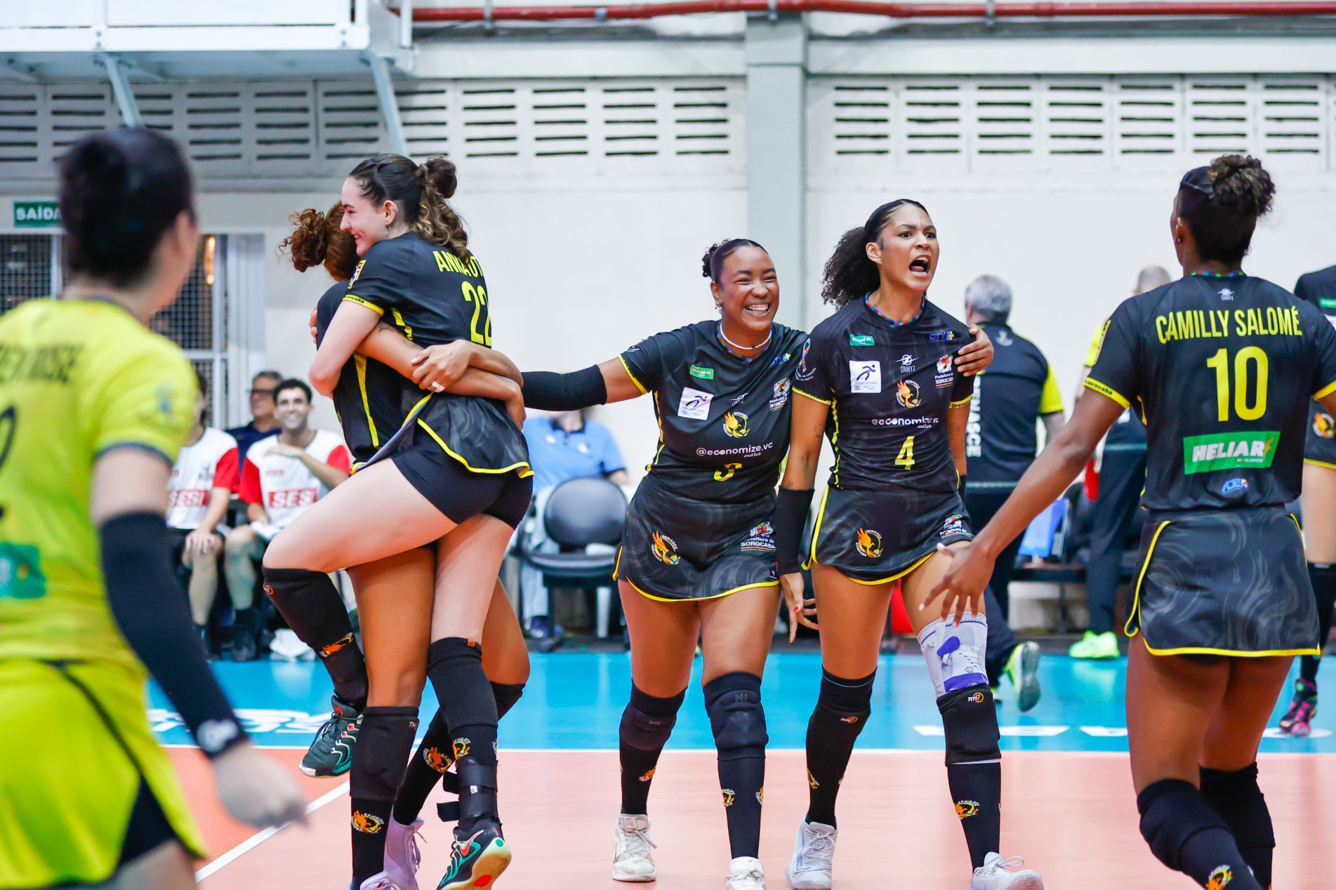 O confronto reuniu as duas equipes que ocupavam as últimas posições da tabela