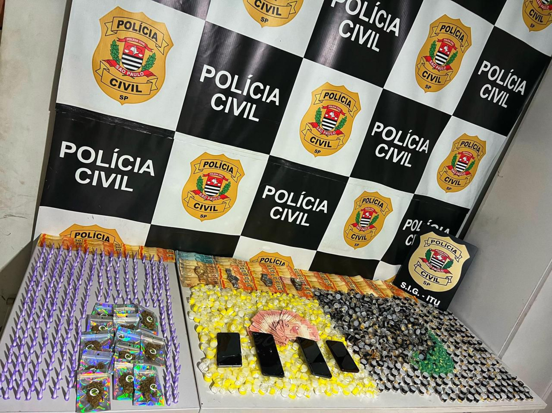 Foram apreendidos aparelhos celulares, relógios, 970 porções de cocaína, 921 porções de crack e 13 porções de maconha