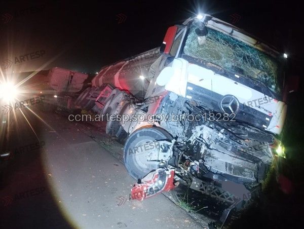 Após a colisão, o condutor do bitrem perdeu o controle da direção, e ficou inclinado sobre uma caneleta