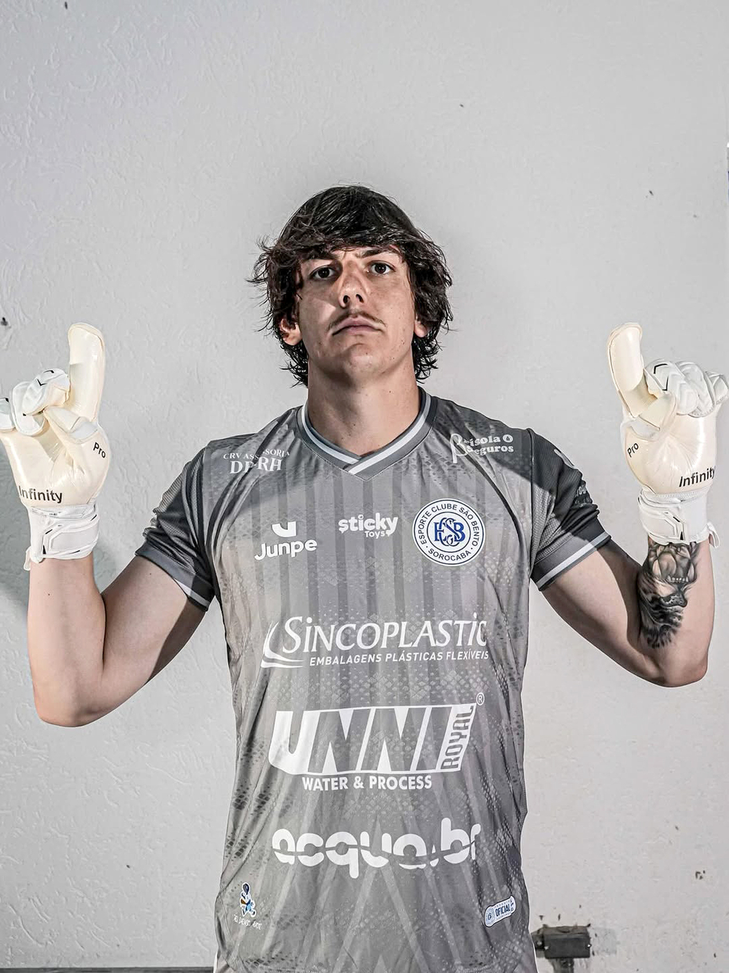 Nas mãos de Zuconelli, titular nesta manhã, pode estar o futuro do Bentão 
