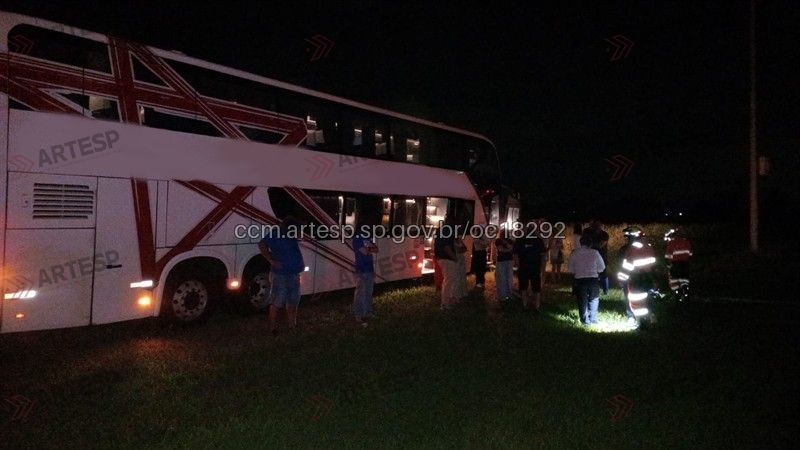 Ônibus parou no canteiro lateral