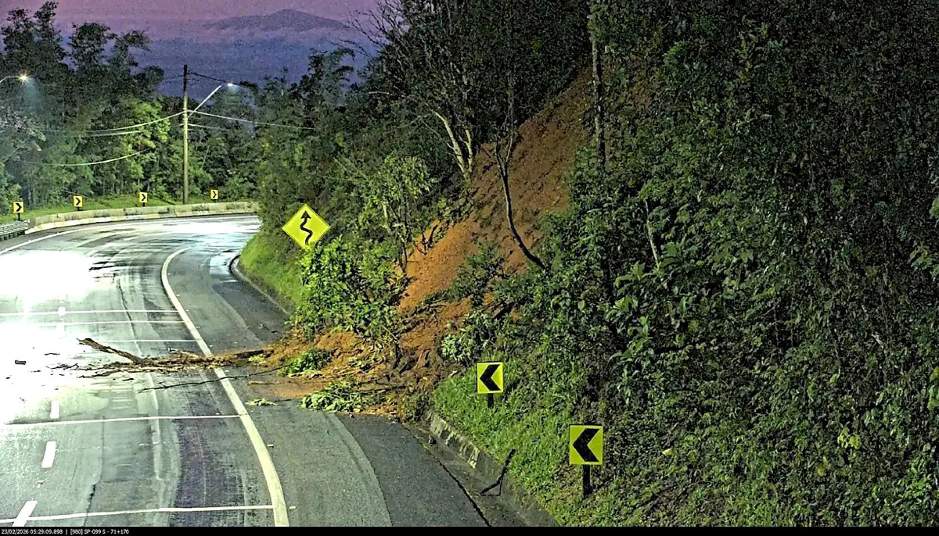 Houve deslizamentos 
em pistas da região