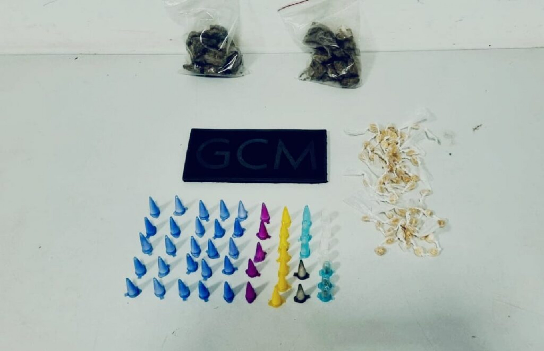 Foram encontradas 70 porções de crack, 42 de cocaína e 36 de maconha 
