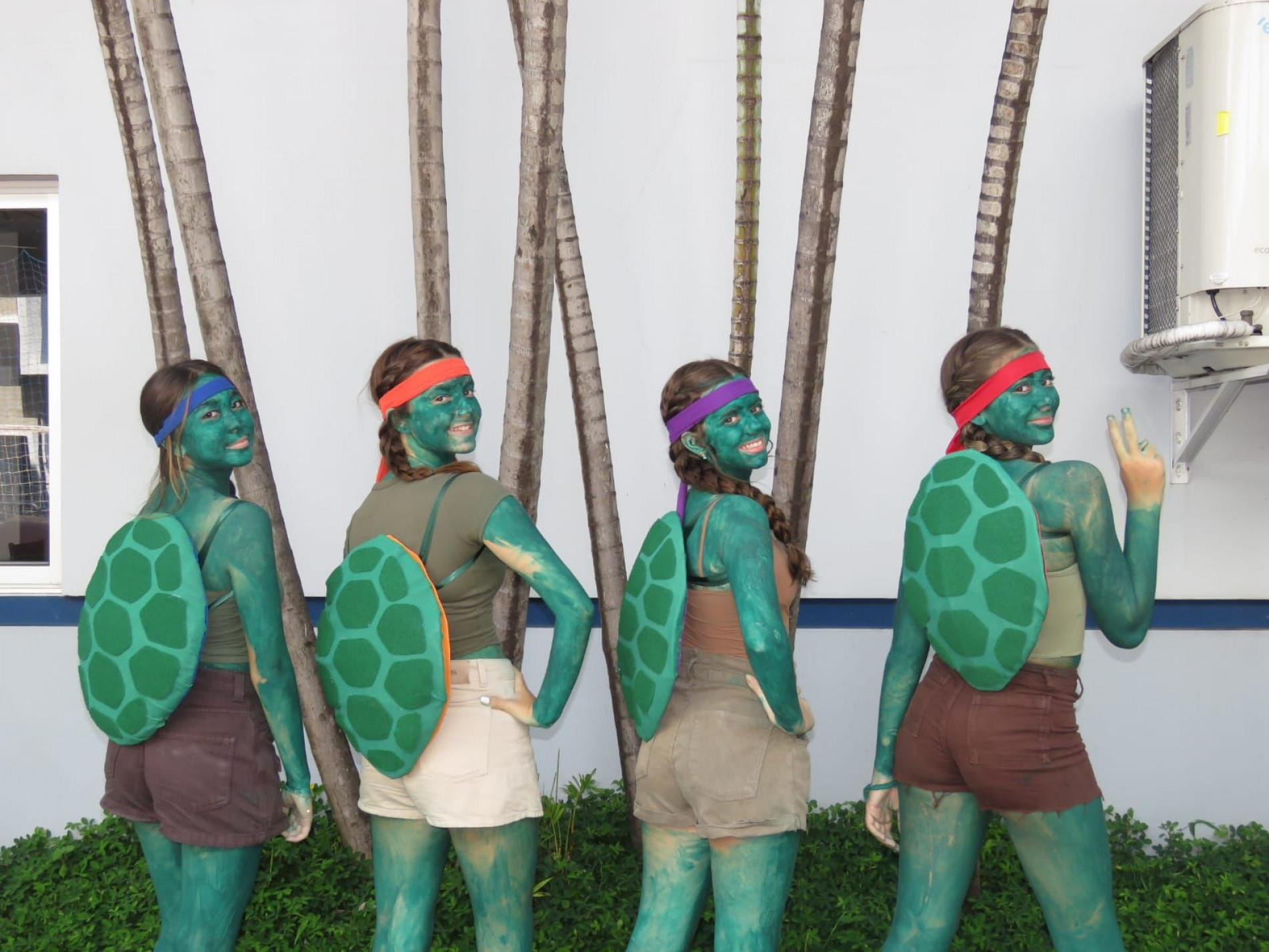 Beatriz Sayuri Horie Agustini, Lívia May Antonini, Sofia Valentina Gallo e Helena de Oliveira Ibanez, todas de tartaruga ninja