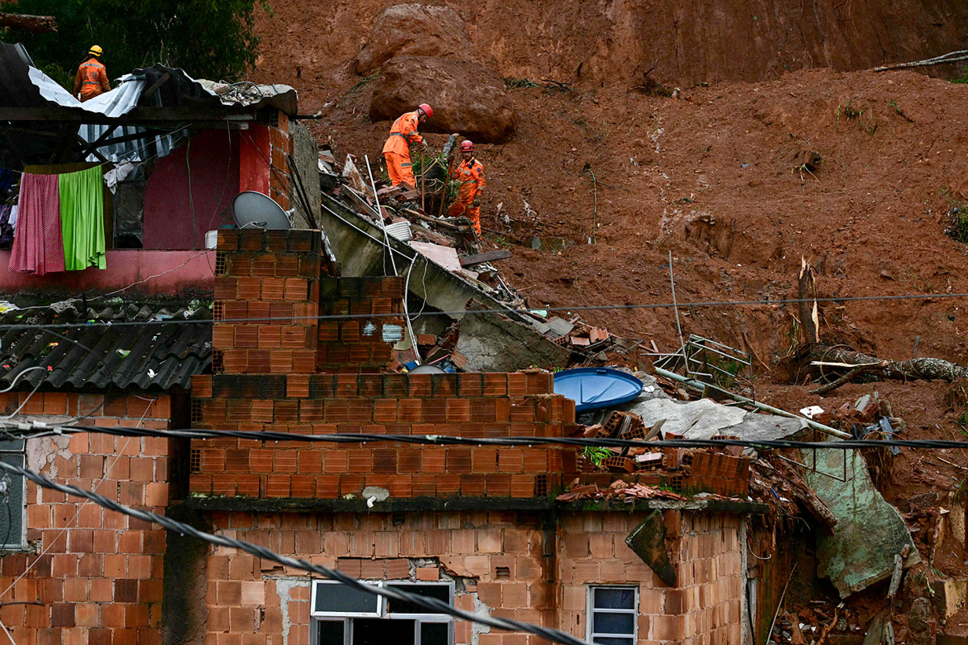 Deslizamentos soterraram casas em Juiz de Fora e equipes buscam sobreviventes 
