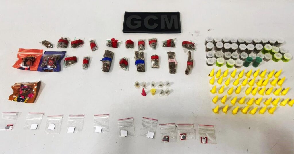 57 porções de maconha, 47 de cocaína, 10 de dry (uma forma alterada da maconha), sete de haxixe e duas de crack