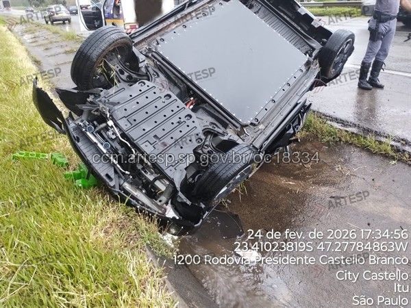 O carro foi removido para a base da Polícia Rodoviária