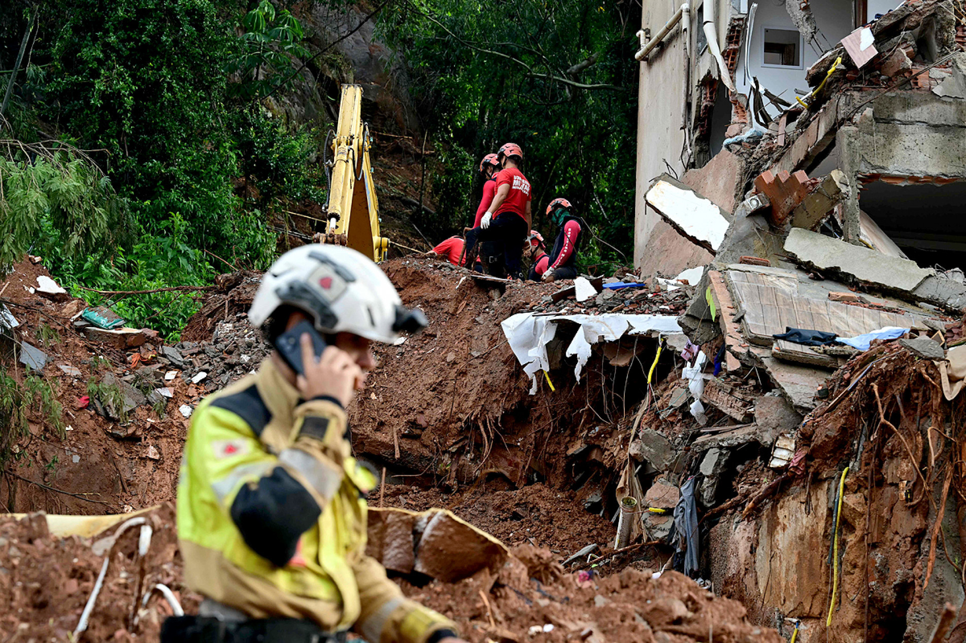 Novos deslizamentos exigem trabalho redobrado de equipes de busca e salvamento
