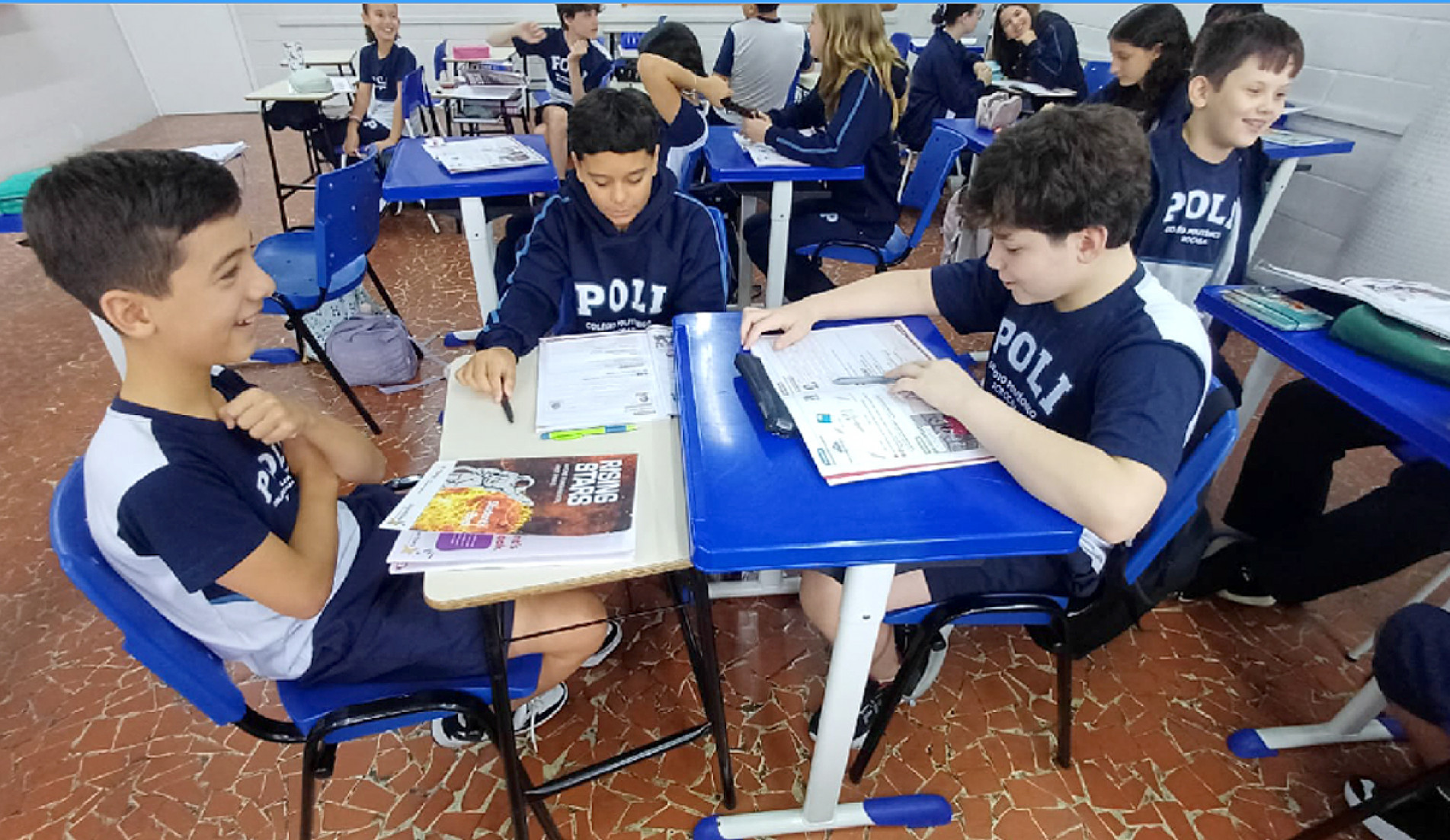 Alunos participam de atividades em inglês durante a rotina 
escolar no Poli
