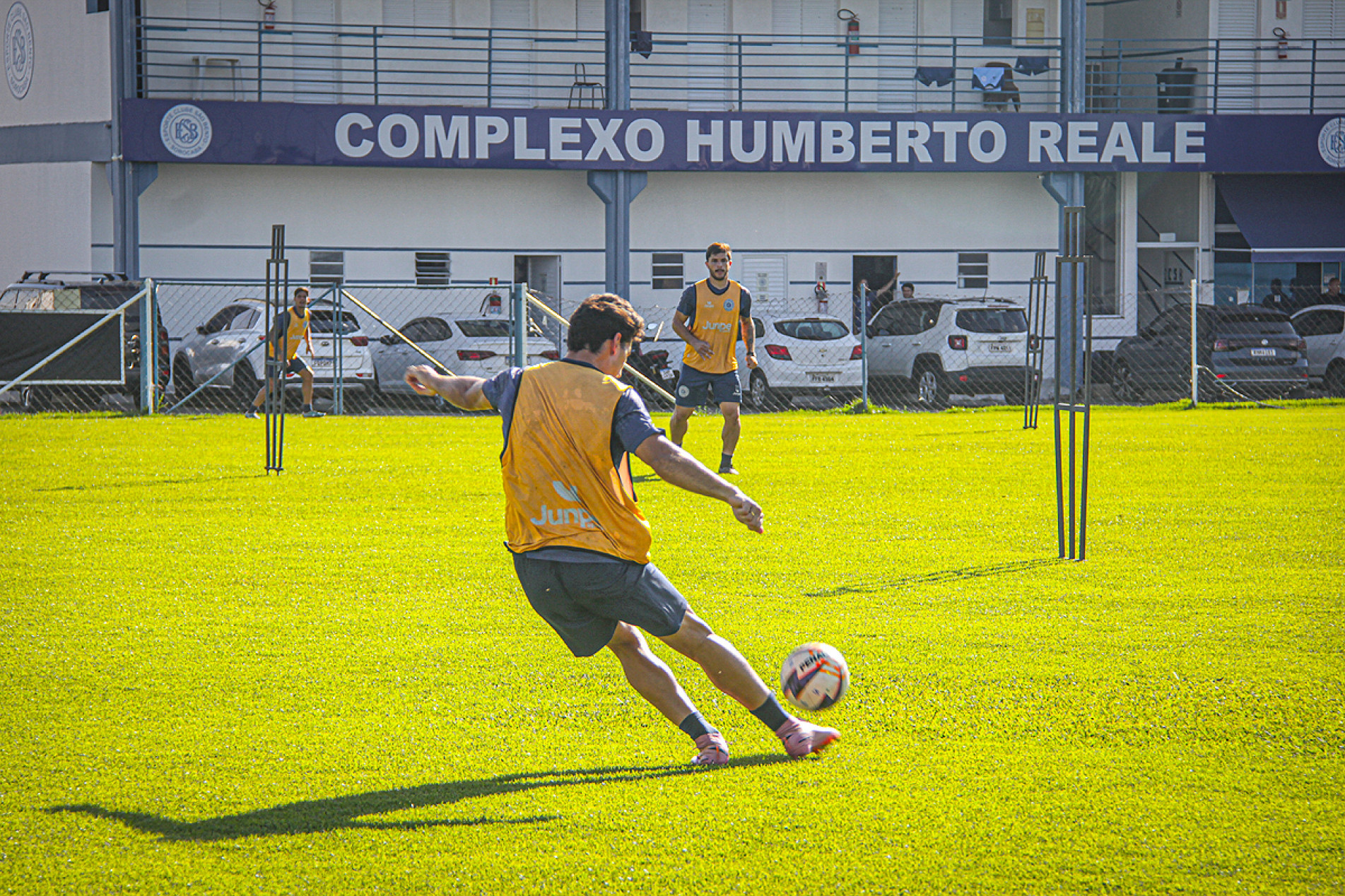 Jogadores do time sorocabano querem chutar para longe a ameaça de descenso: 
jogo de hoje começa às 15h30 e será no CIC 
