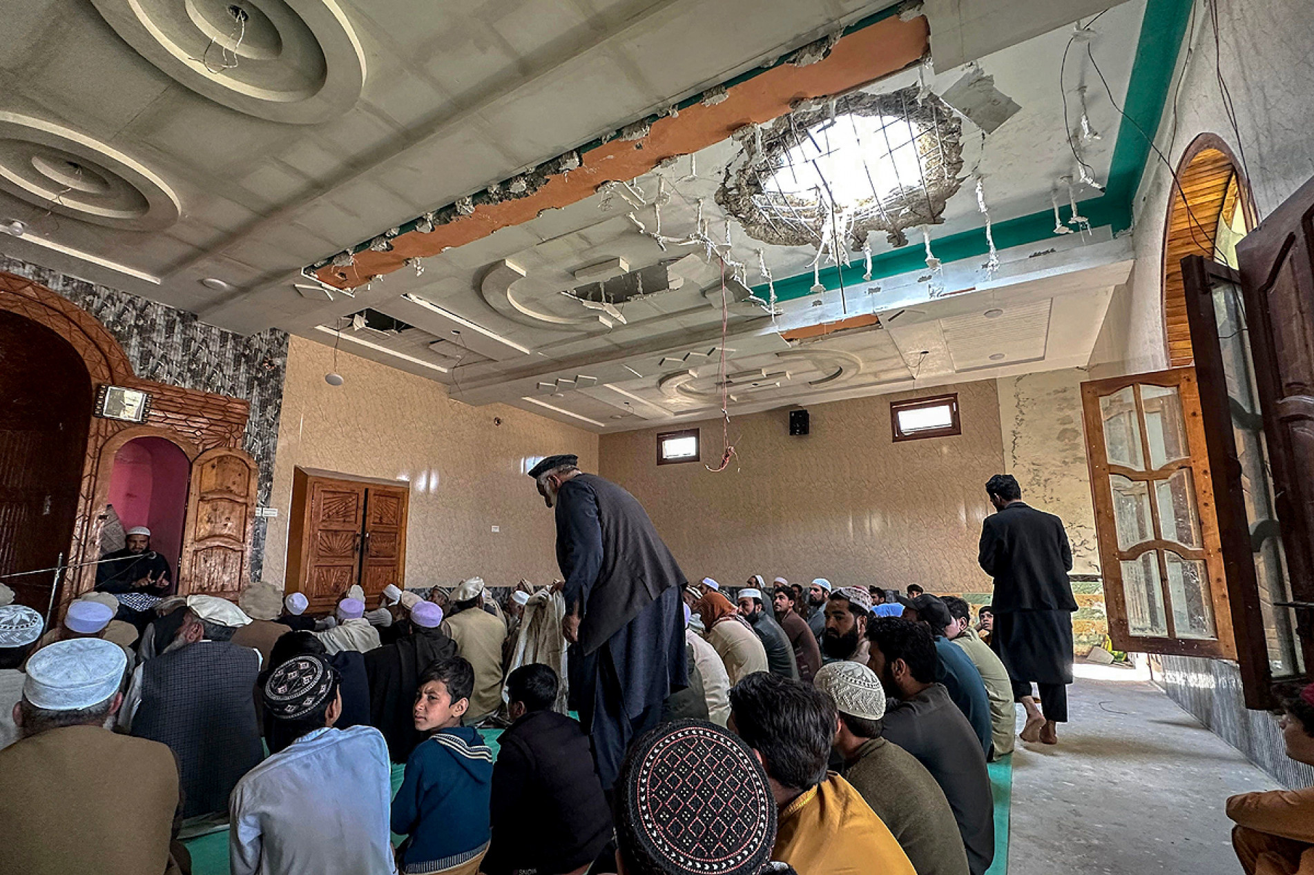 Bombas atingiram templos e outros prédios na capital afegã

