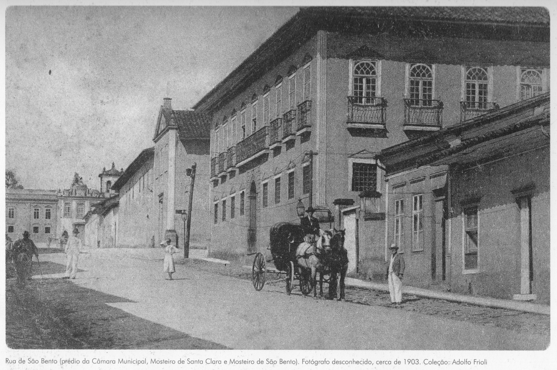 Há três exposições: 