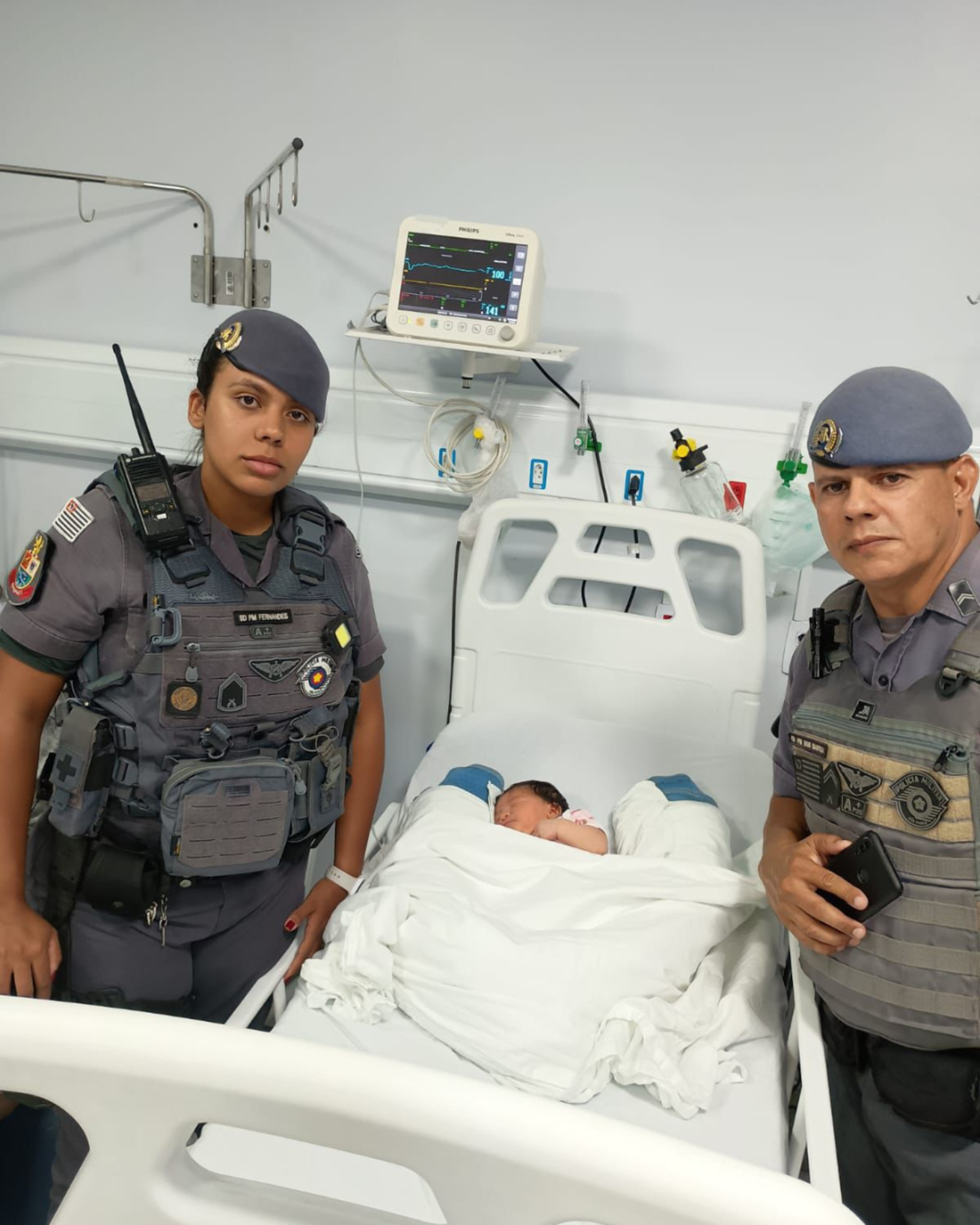 Ao chegarem ao local, os policiais identificaram que a criança apresentava intensa vermelhidão e baixa responsividade