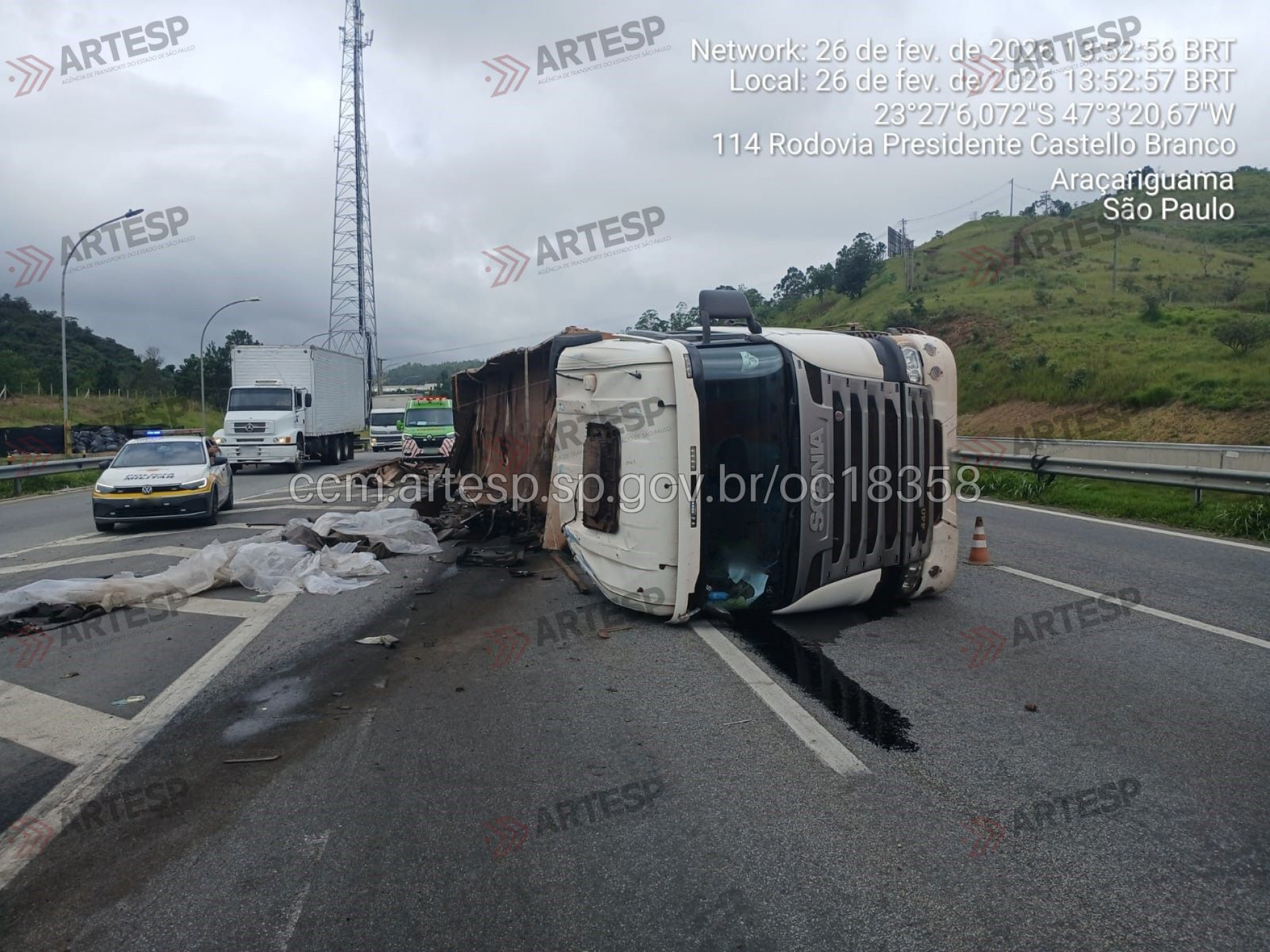 A carreta também foi removida pelo guincho para a base da Polícia Rodoviária (PMRv)