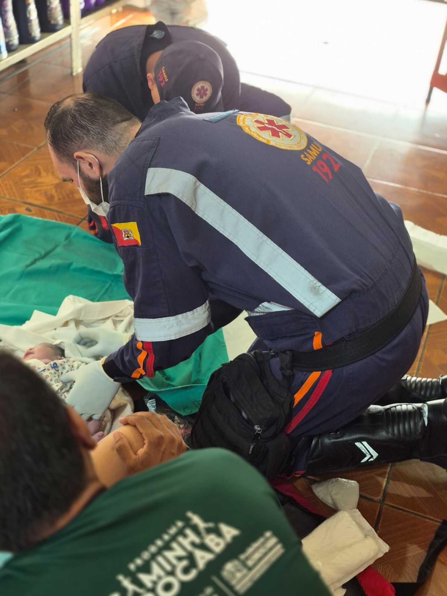 O parto aconteceu no chão do estabelecimento e foi realizado com a ajuda da dona da loja