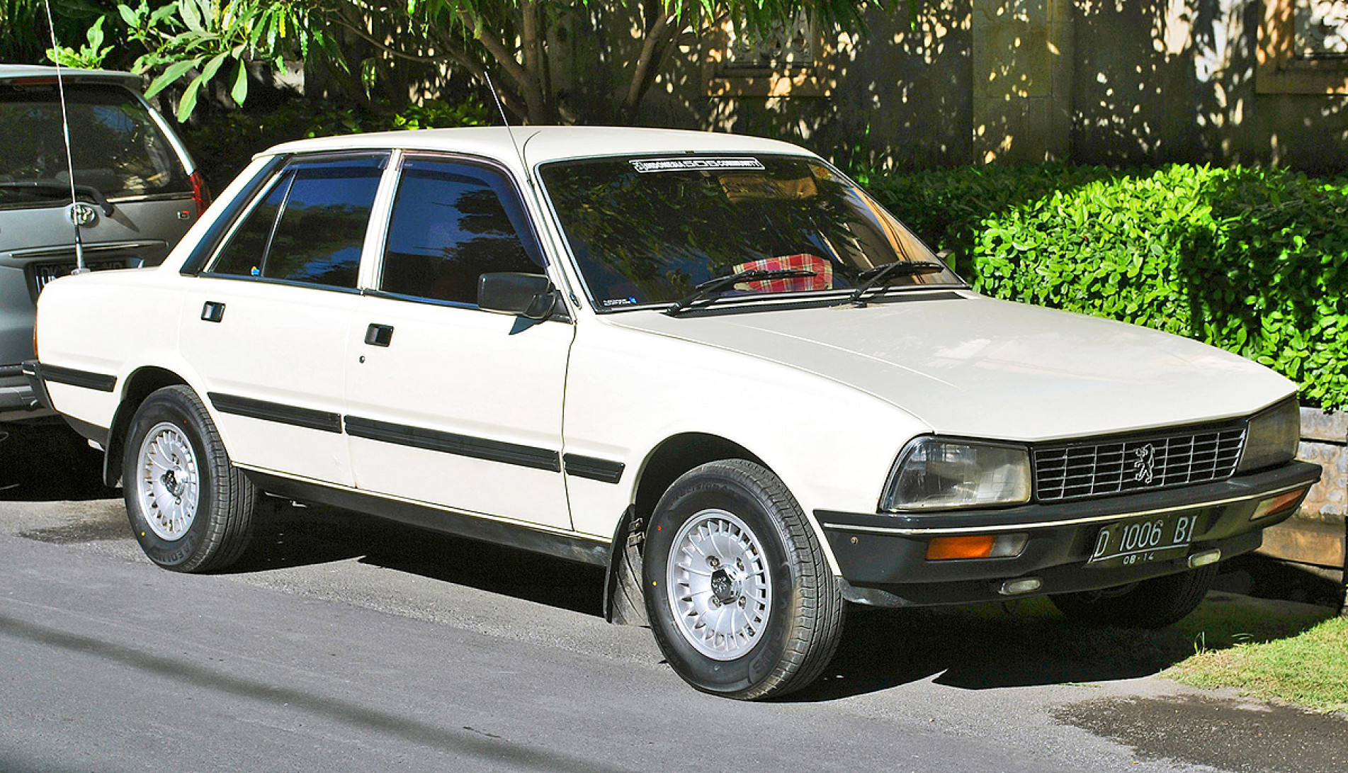 No início, a intenção era aproveitar um acordo comercial que possibilitava a importação de carros da Argentina e trazer o sedã 505 para o Brasil como o primeiro Peugeot
