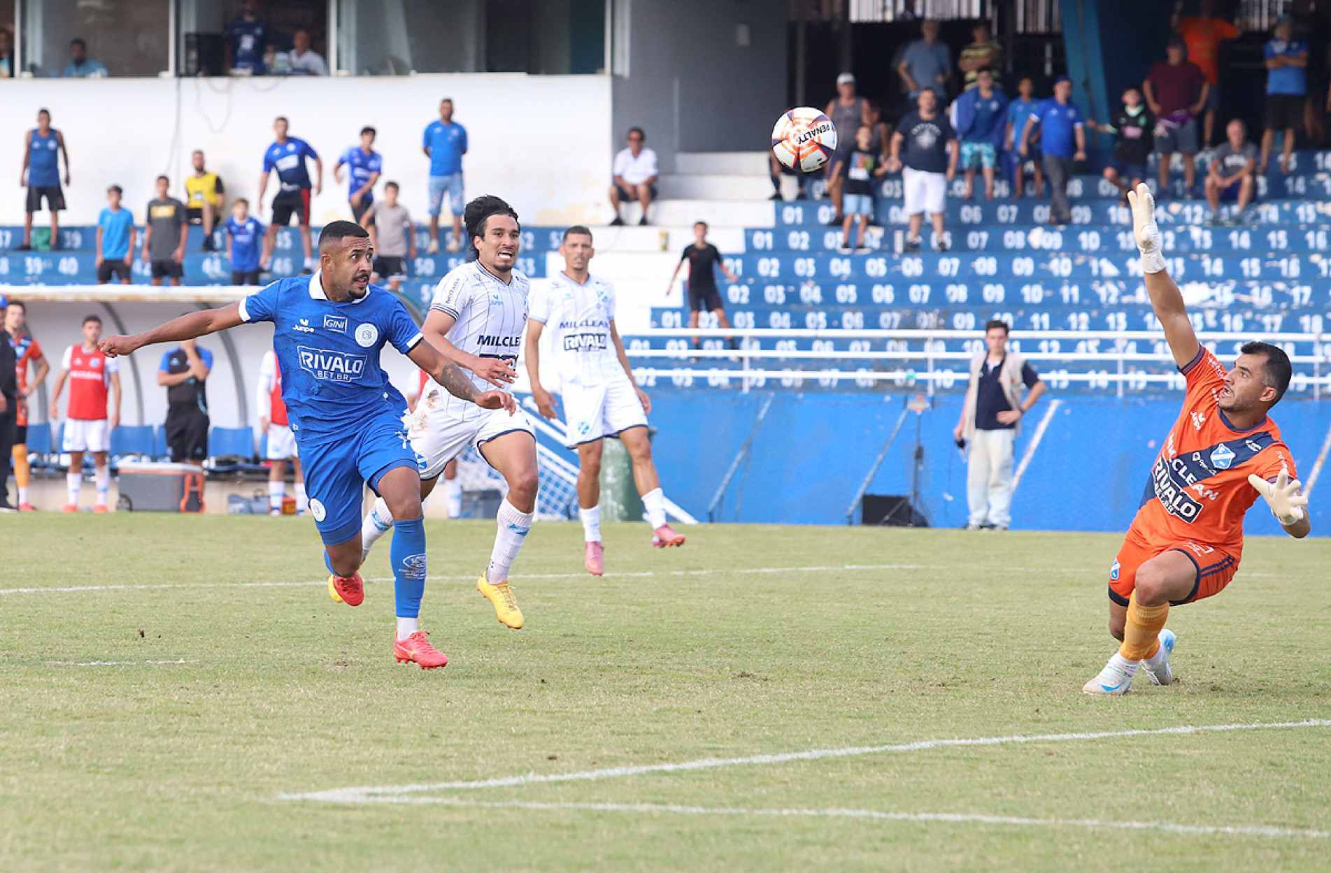 Azulão terminou o 1º tempo vencendo, mas foi surpreendido na etapa final 
