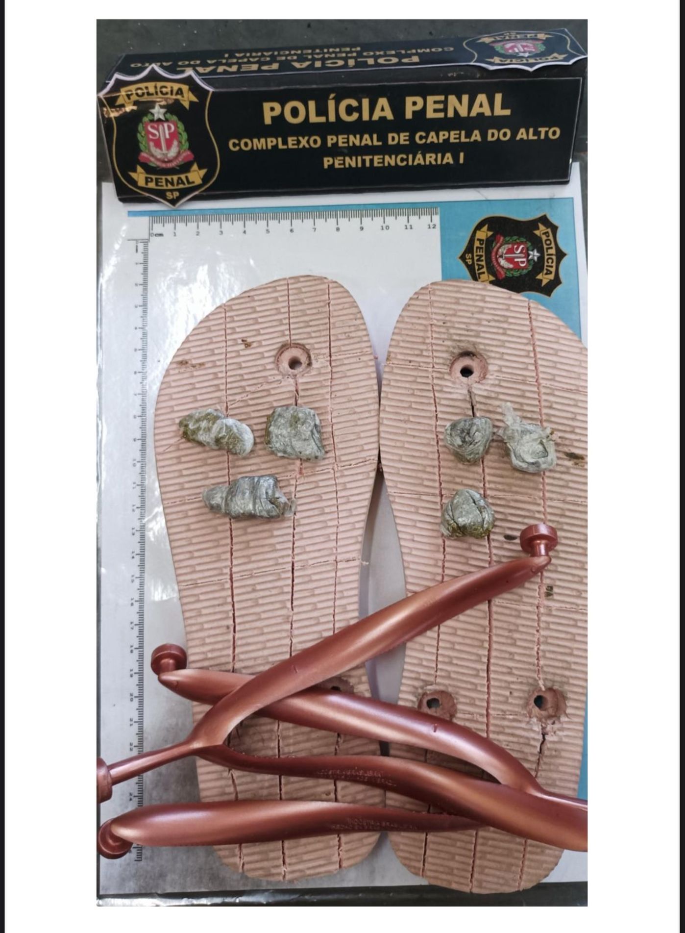 A mulher admitiu que transportava substância análoga à maconha em seu calçado, elas estavam camufladas no chinelo