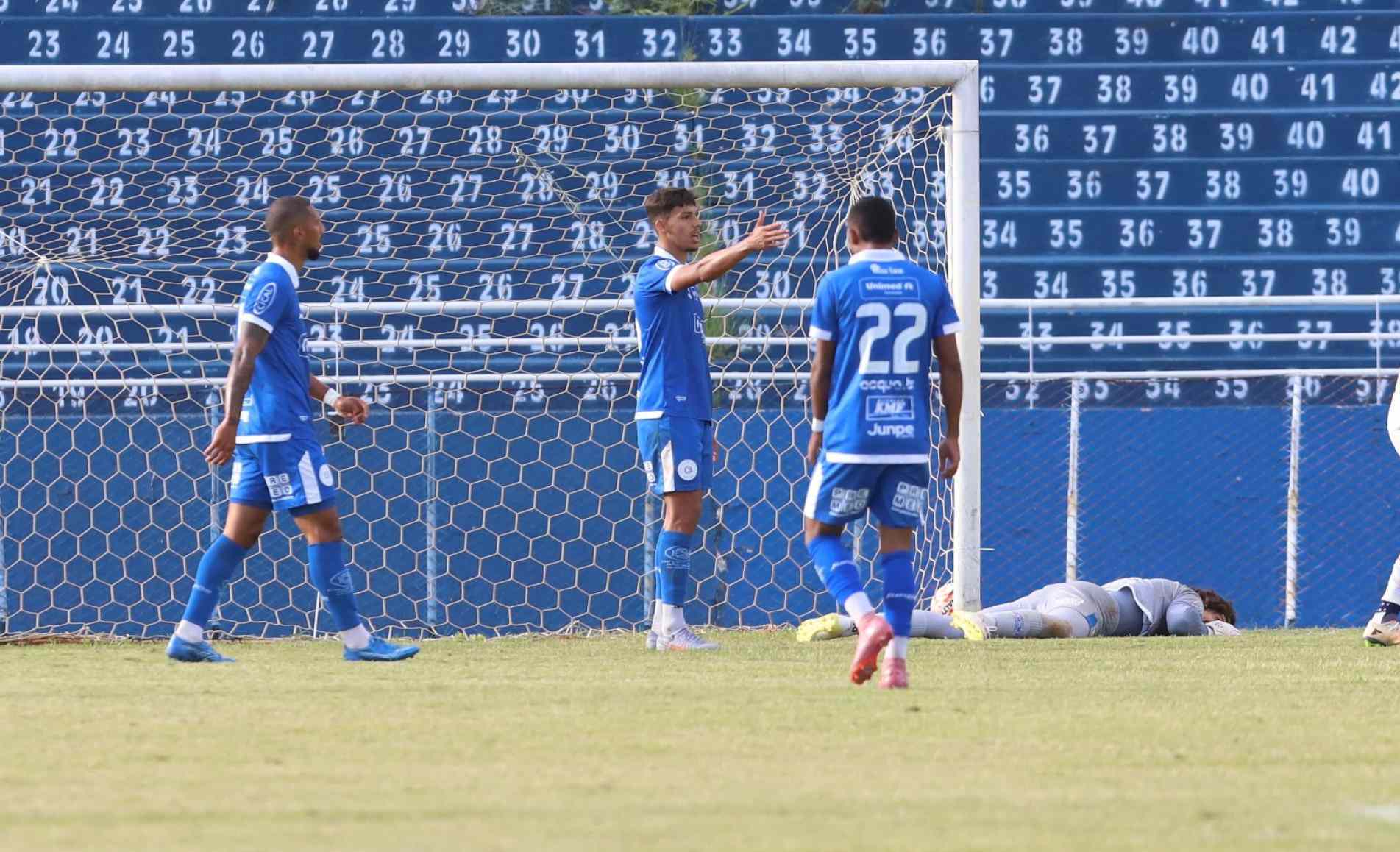 Goleiro Zuconelli defendeu um penâlti, mas sofreu o gol no rebote 