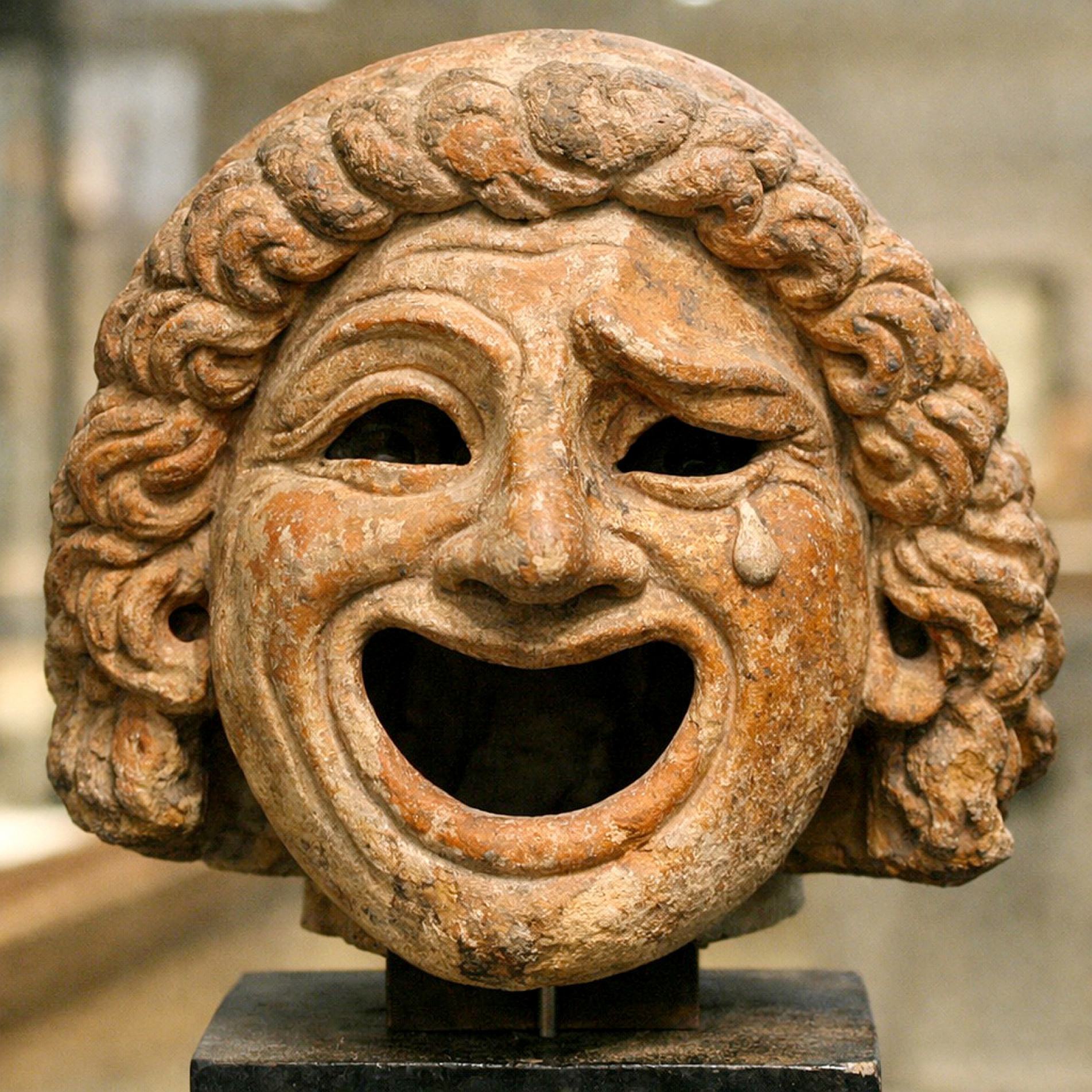 Entre sorrisos e expressões dramáticas, essas máscaras ajudavam a contar grandes  histórias nos palcos da Grécia Antiga