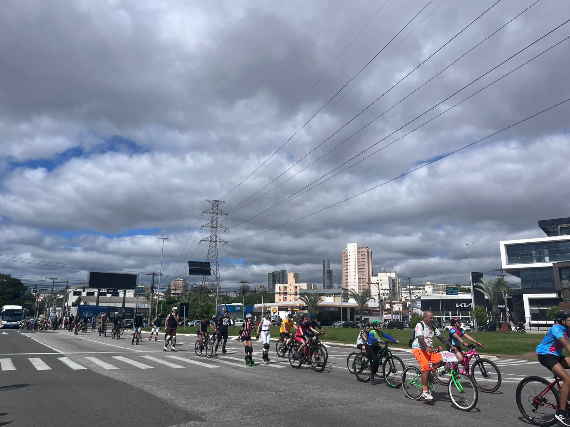 Passeio ciclístico uniu prática esportiva, lazer em família e arrecadação de alimentos para a campanha 
