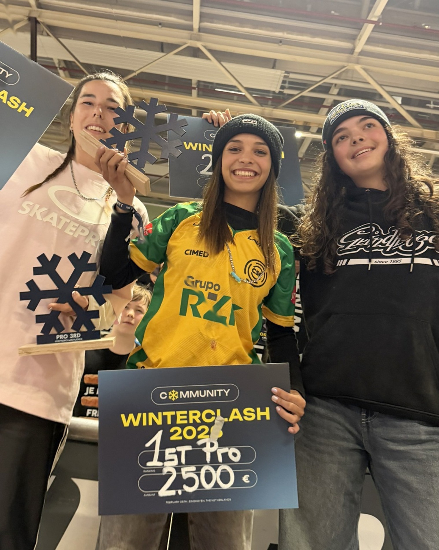 Julika (ao centro) se torna a primeira brasileira campeã do principal evento mundial de patins street