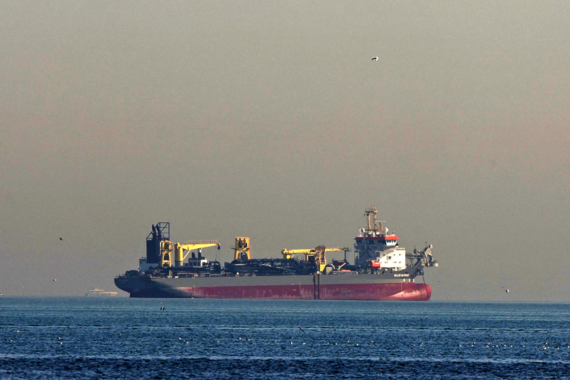 Grandes petroleiros
usam passagem, agora interditada
