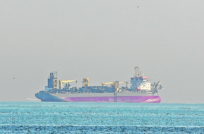 Grandes petroleiros usam passagem, agora interditada