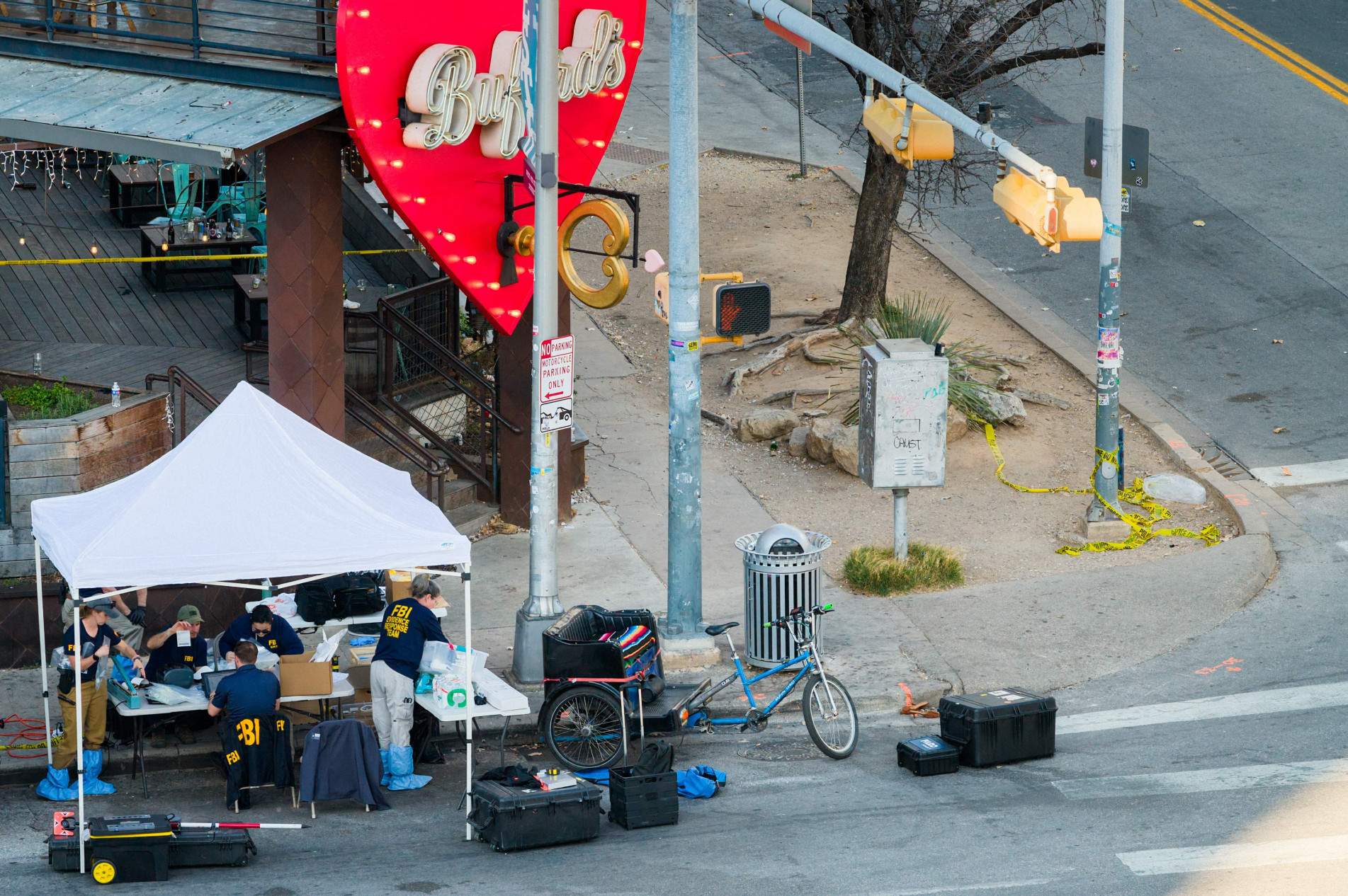  Perímetro entorno do bar Buford's foi isolado para a investigação policial