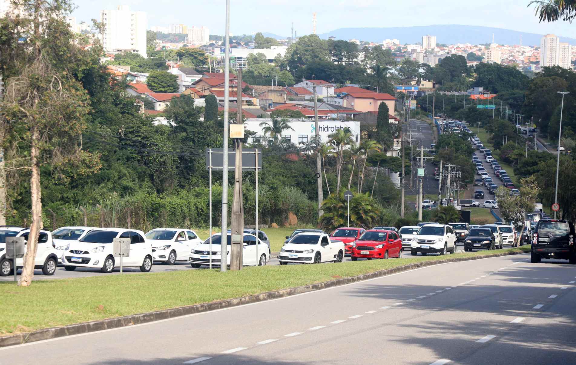 Entre 7 e 10 horas da manhã, trajetos que normalmente seriam realizados em 15 ou 20 minutos, levaram, no mínimo, o dobro do tempo