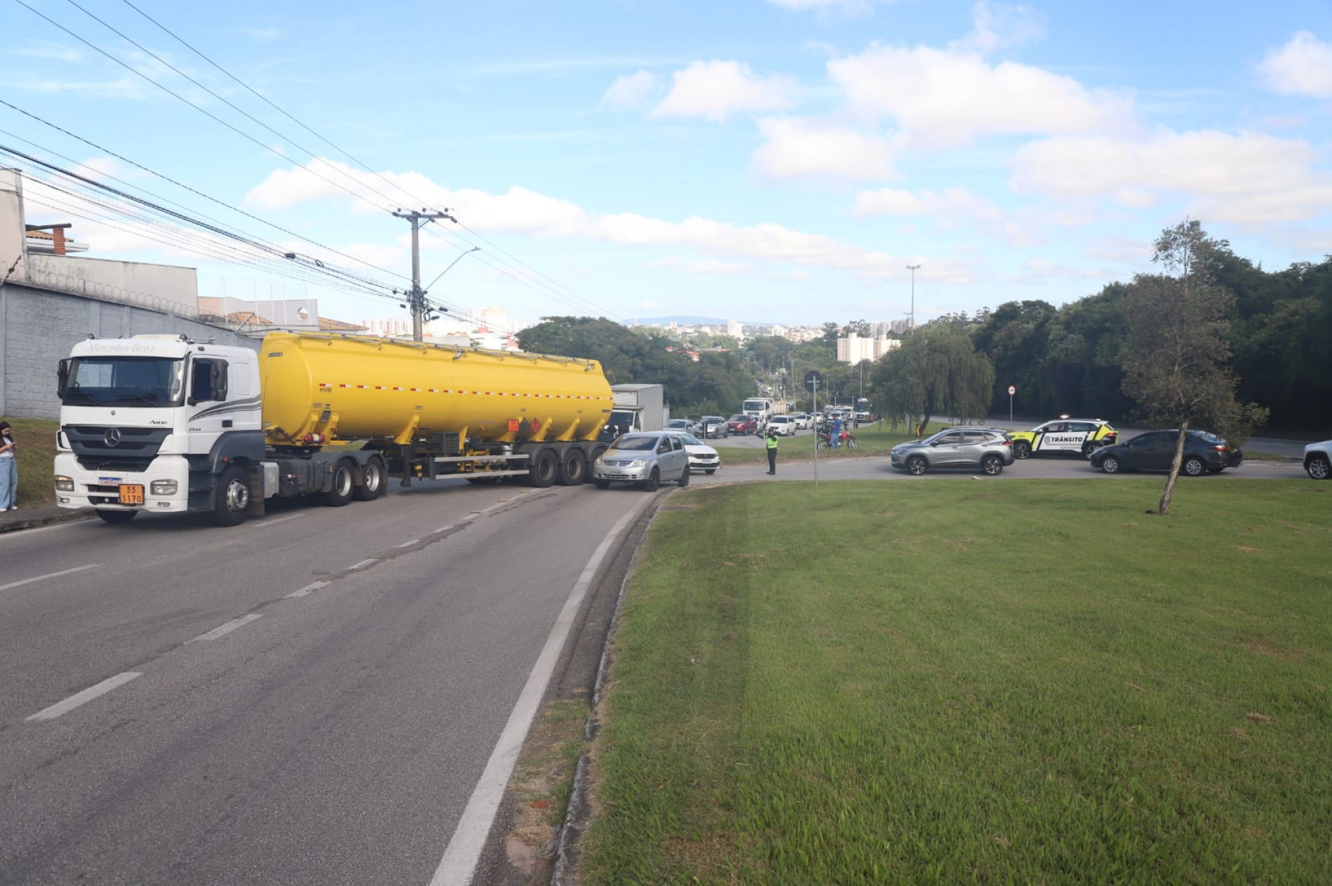O tráfego ficou congestionado até a altura do mercado Confiança para motoristas que seguem em direção aos bairros. Equipes atuam na orientação dos condutores e na organização do fluxo.