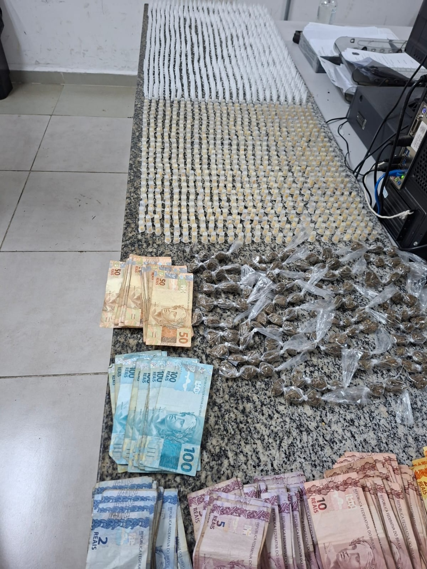 Mais de 1,9 mil porções de entorpecentes e R$ 8 mil em dinheiro foram apreendidos