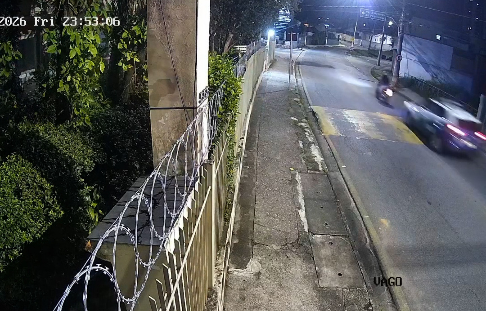  O jovem é atingido e arrastado por alguns metros até o veículo oficial parar