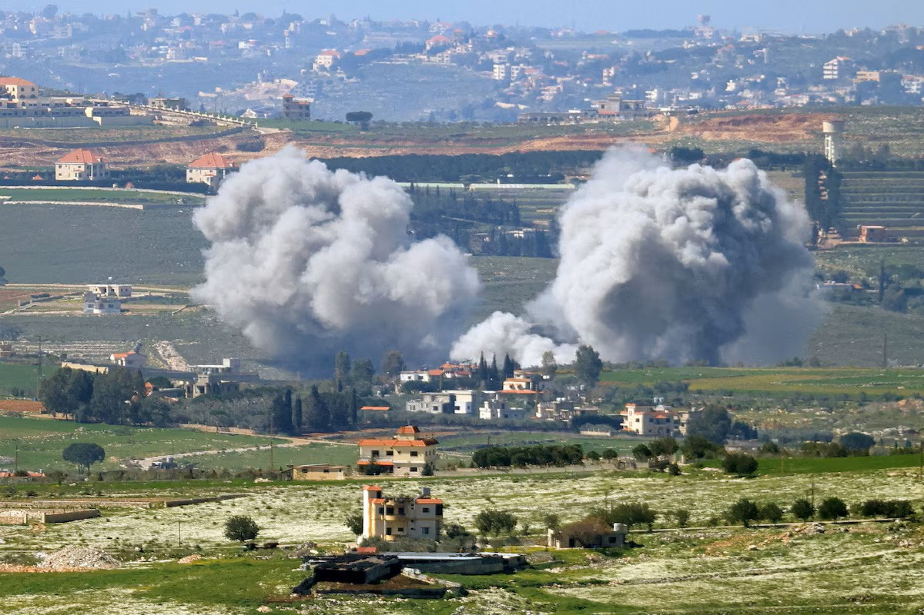 Bombardeio israelense na área de Kfar Tibnit, no sul do Líbano,
nesta terça-feira, 3