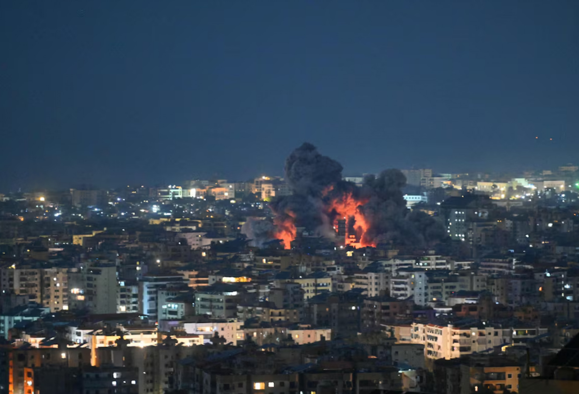 Incêndios e fumaça preta sobem do local de um ataque aéreo israelense que teve como alvo o escritório da emissora Al-Manar, afiliada ao Hezbollah