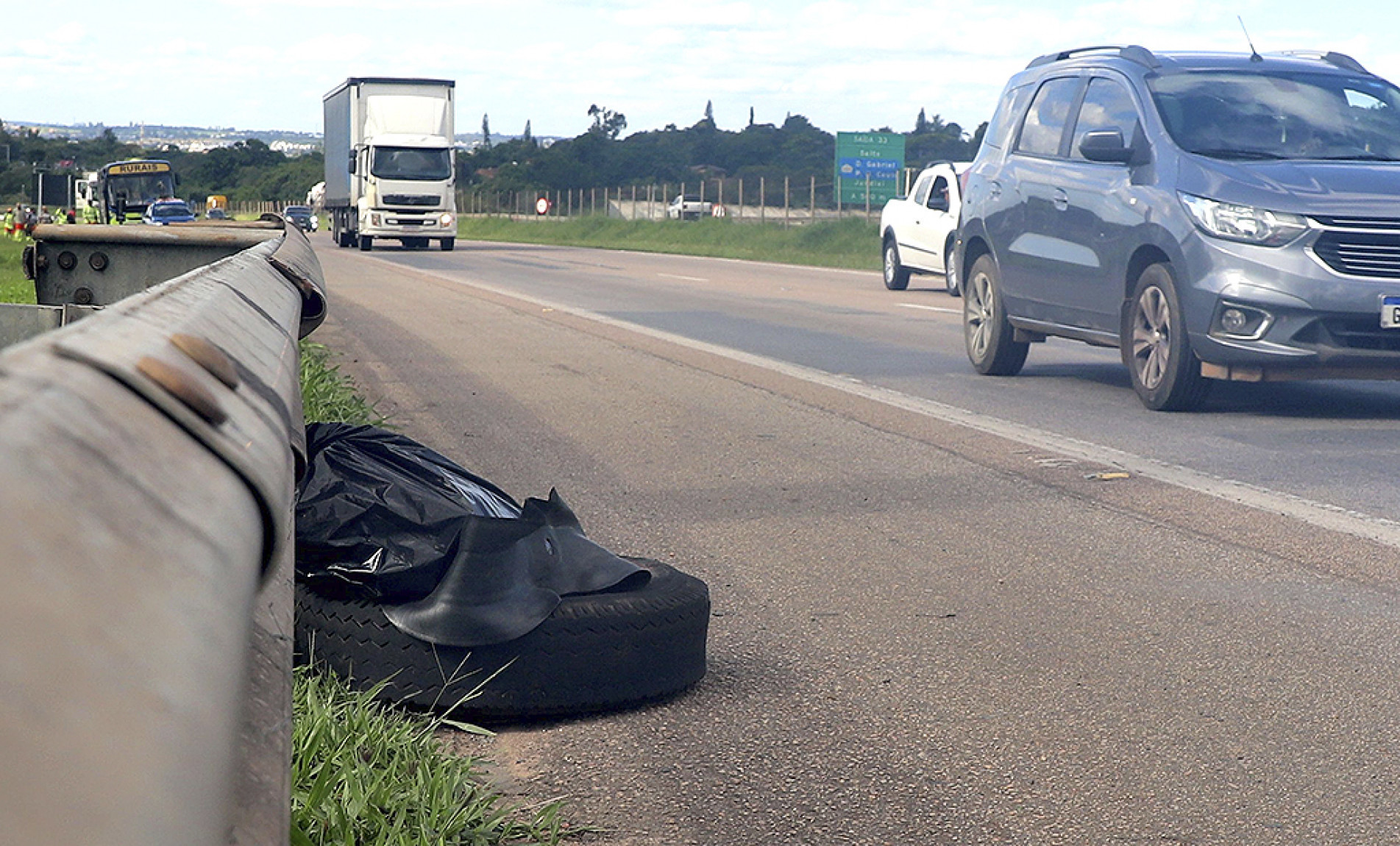 Materiais deixados no acostamento ou canteiro central podem provocar outros acidentes
