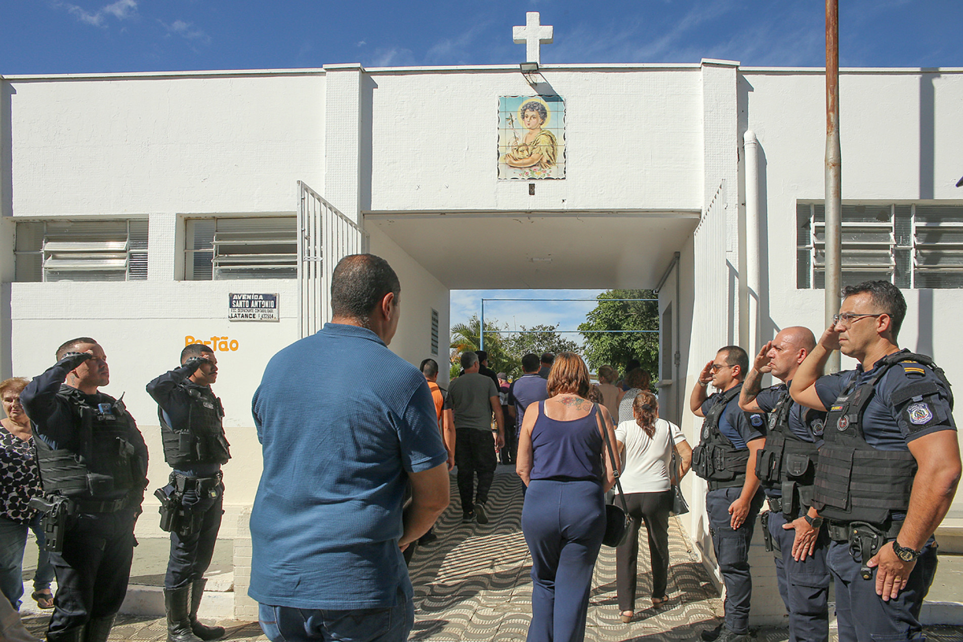 GCMs prestaram homenagens na entrada do cemitério 
