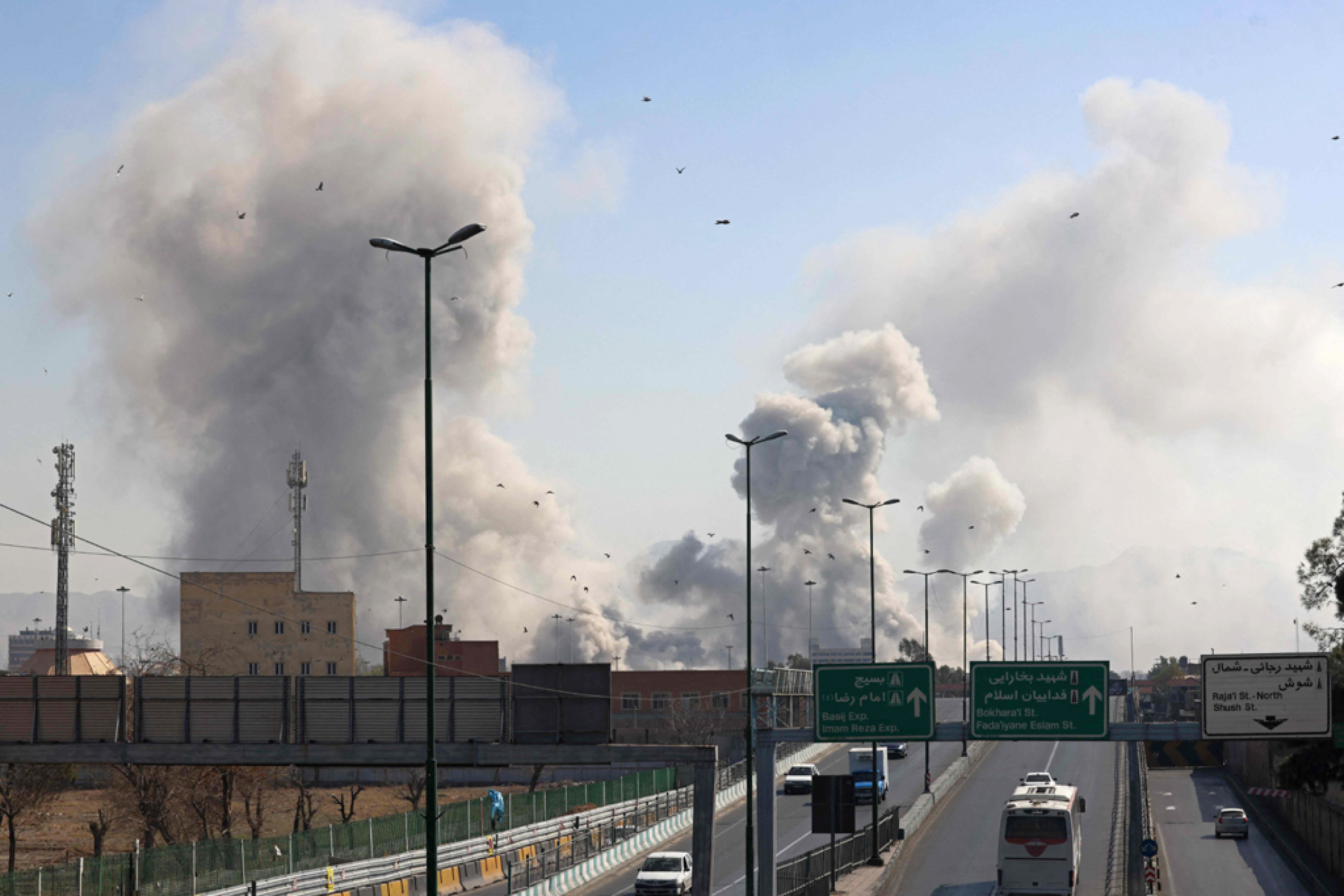 Irã sofre bombardeios e também faz ataques
