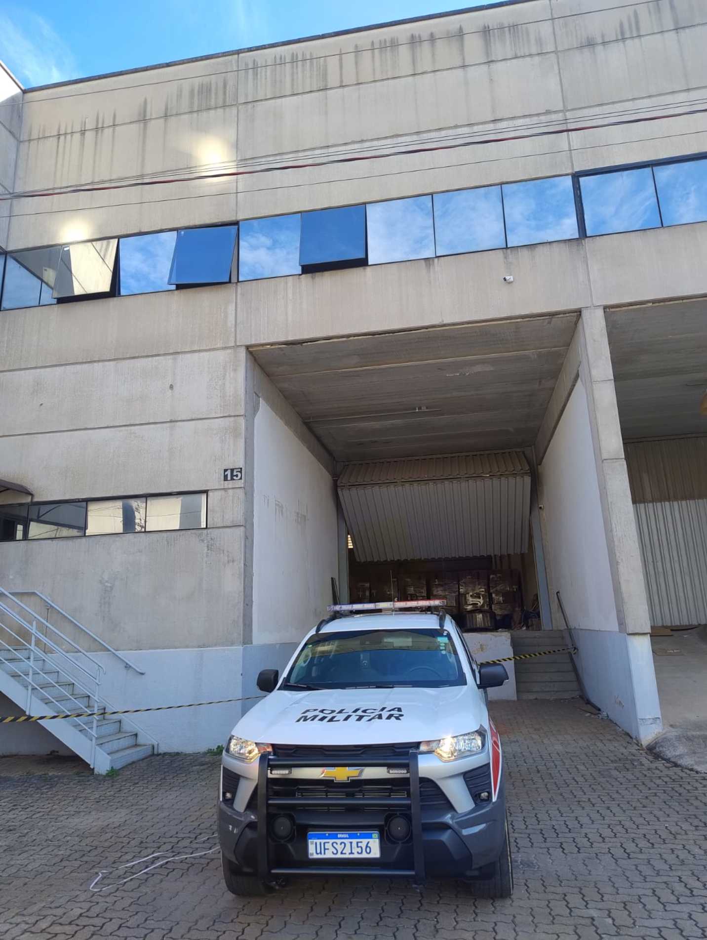 Durante a vistoria no interior do galpão foram encontradas diversas caixas de cigarros contrabandeados
