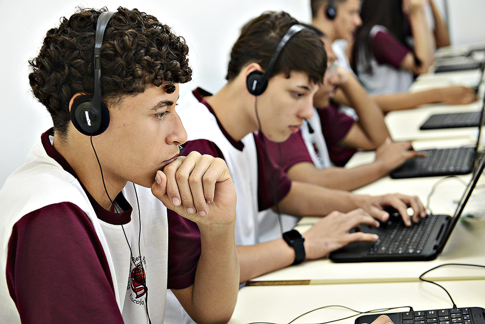 Aulas serão ministradas por professores nativos e contam com suporte de inteligência artificial para prática de pronúncia em tempo real 
