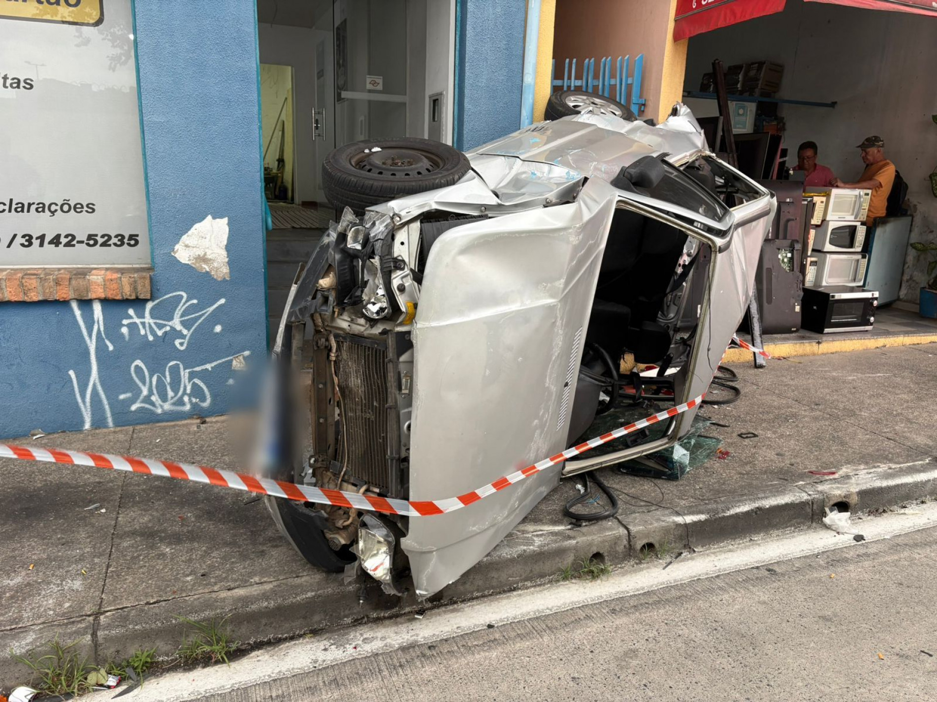 O carro foi retirado por um guincho particular