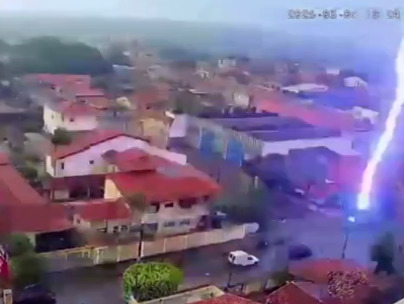 No momento da queda do raio, ninguém foi visto saindo da casa atingida