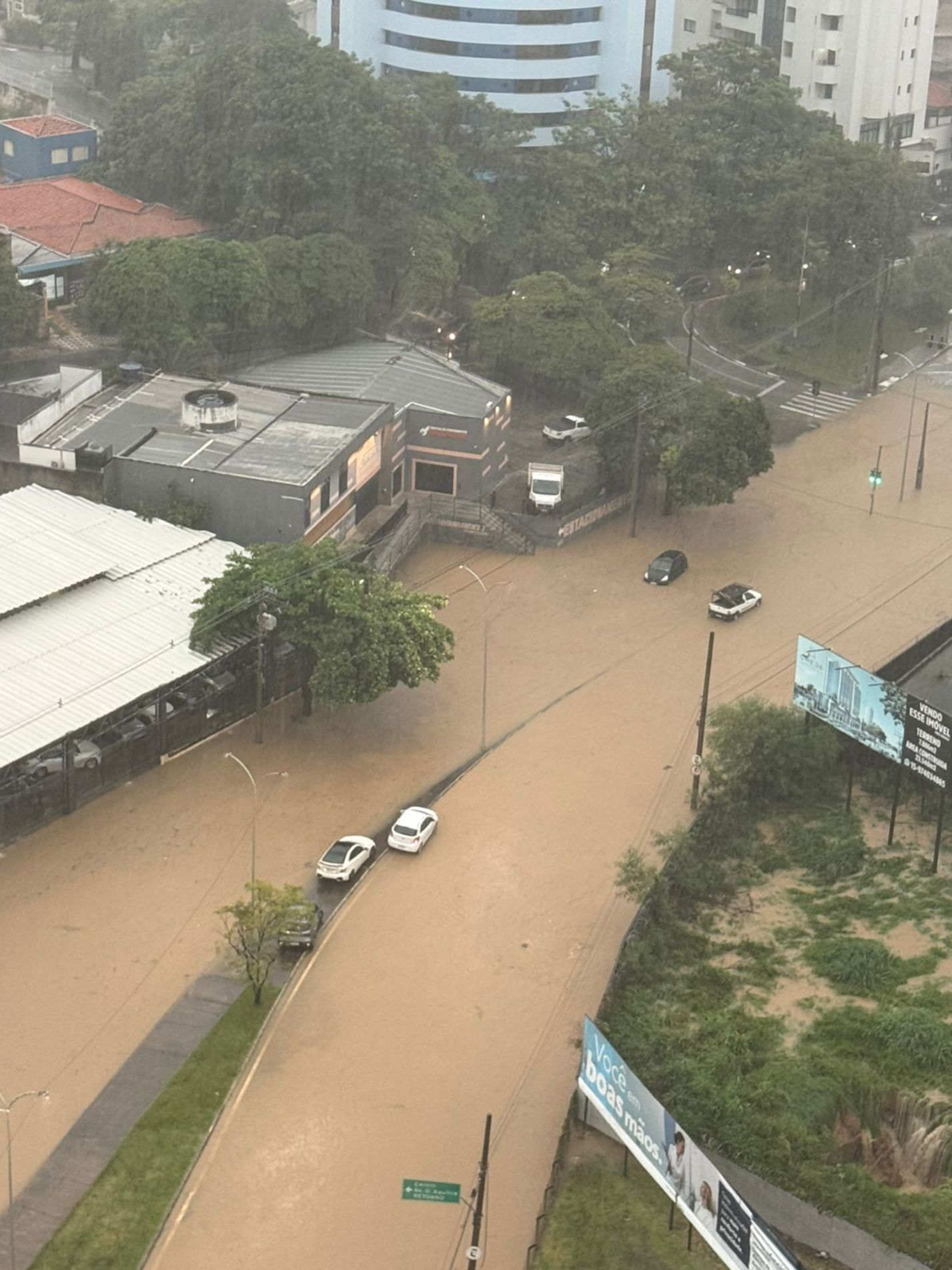 Em um dos casos, uma mulher precisou ser amarrada a um poste para não ser arrastada pela força da enxurrada
