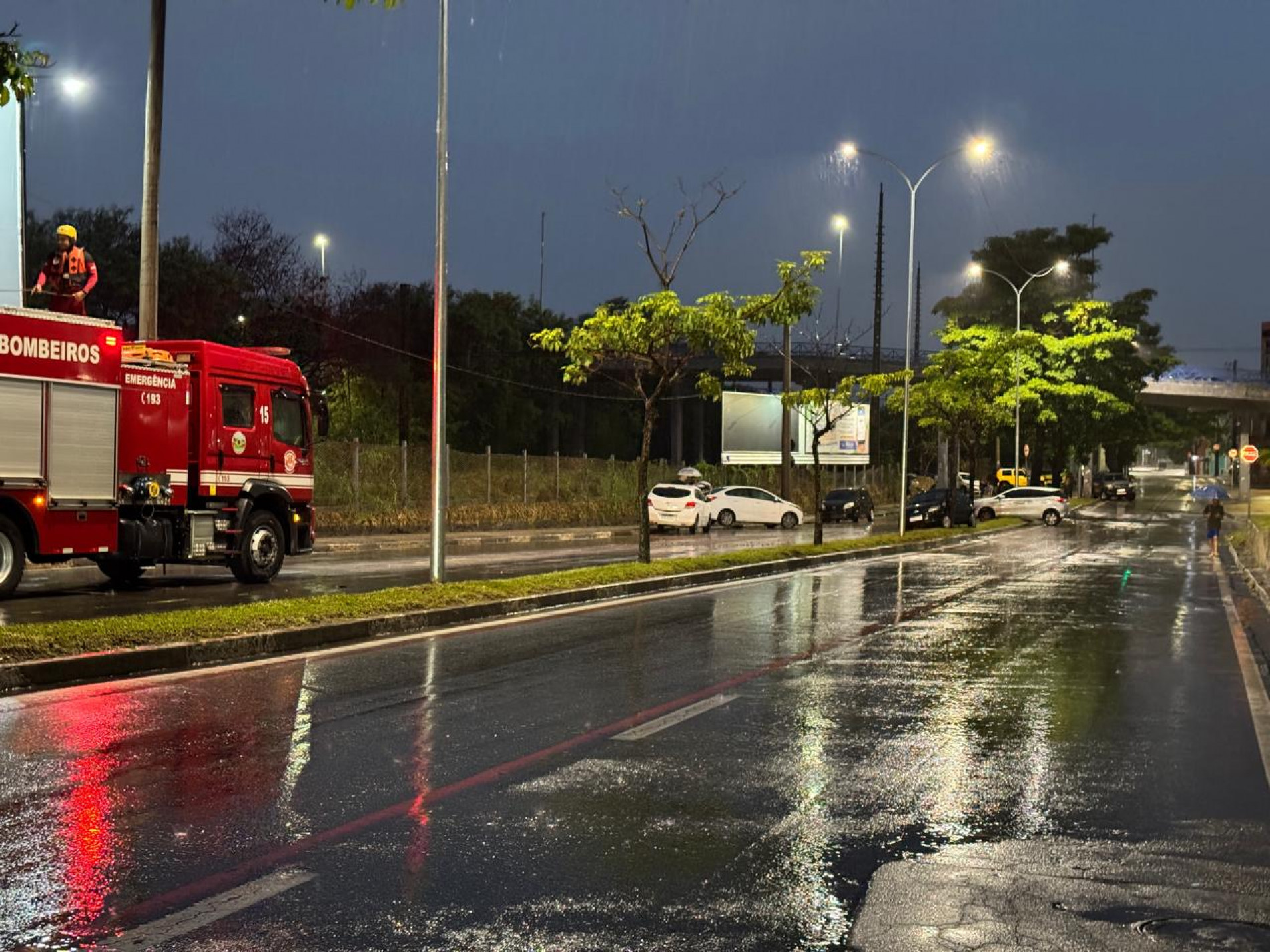 Um homem morreu após ser arrastado por uma enxurrada durante o temporal que atingiu Sorocaba neste sábado (7). A informação foi divulgada pela Defesa Civil do Estado de São Paulo