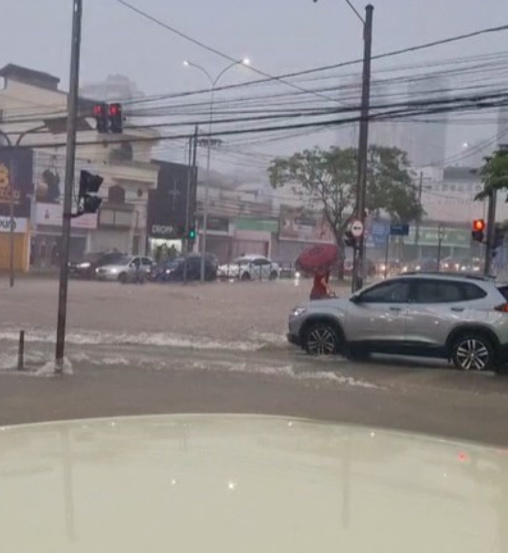 A  previsão que indica o retorno das instabilidades, ocorre  após um dia de chuva intensa e registros de muitos transtornos