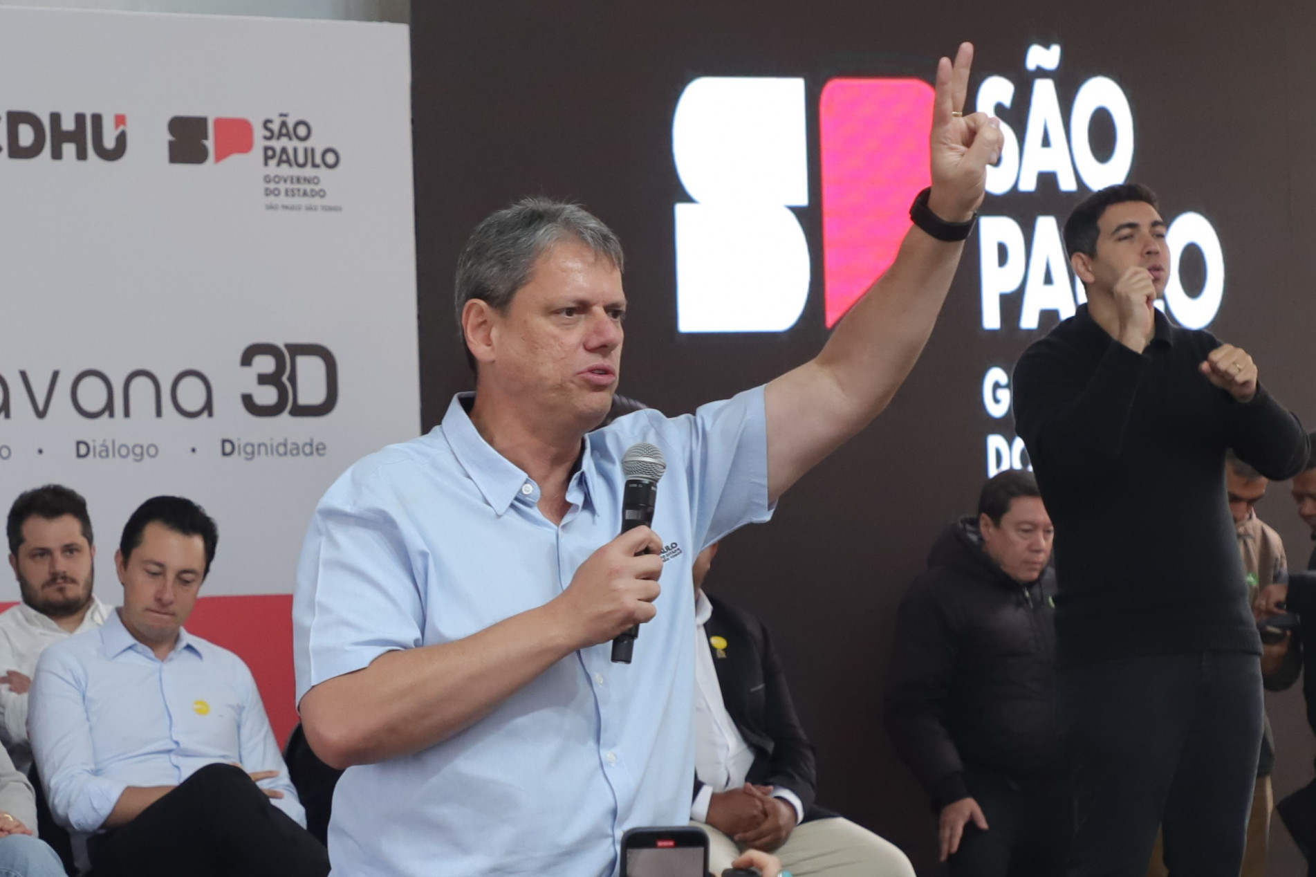 O governador Tarcísio de Freitas foi submetido a uma infiltração, como parte do tratamento de uma artrose no joelho