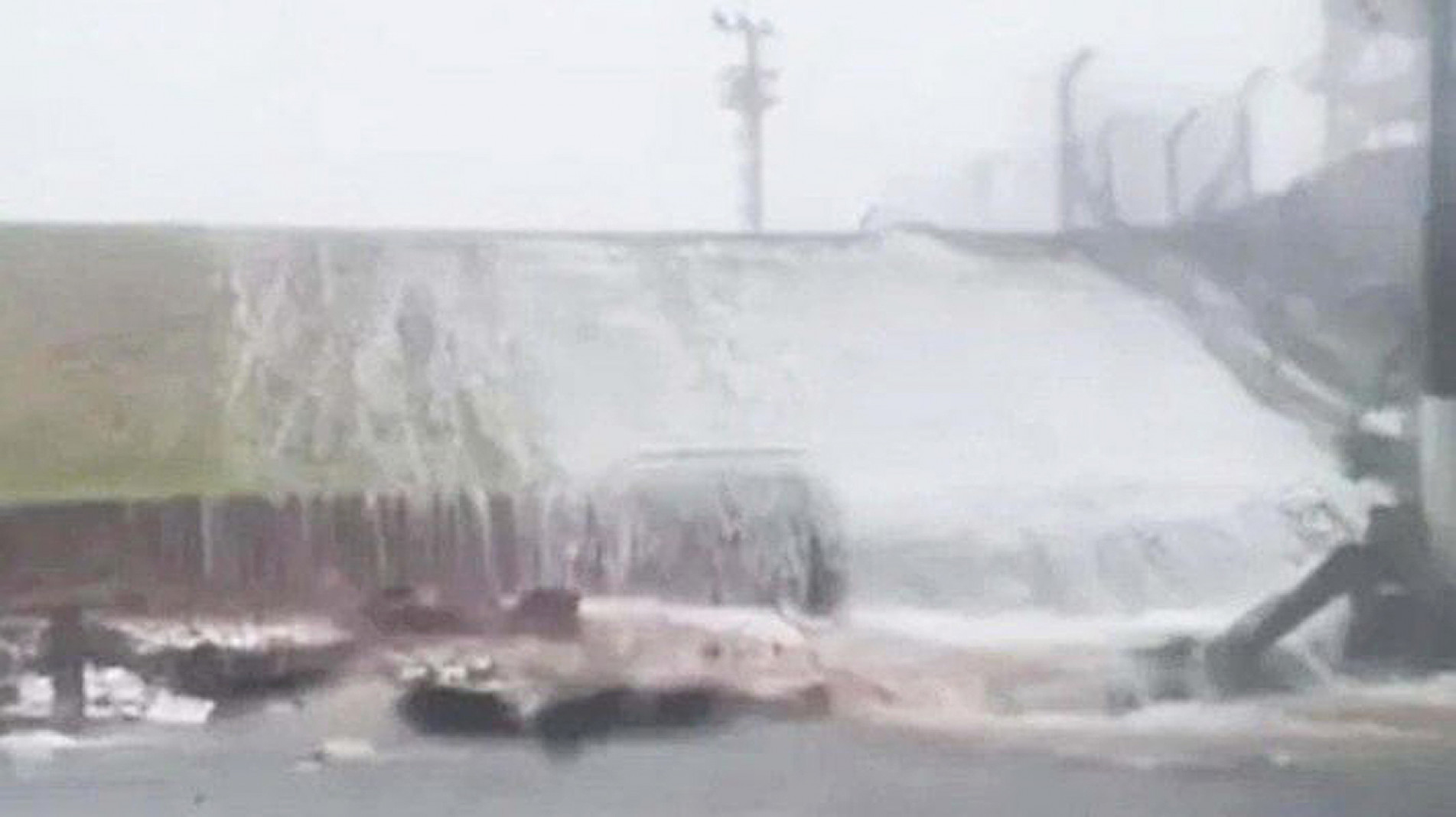 Parte do muro que cerca o Aeroporto de Congonhas caiu 
na tarde de domingo, na região da avenida dos Bandeirantes