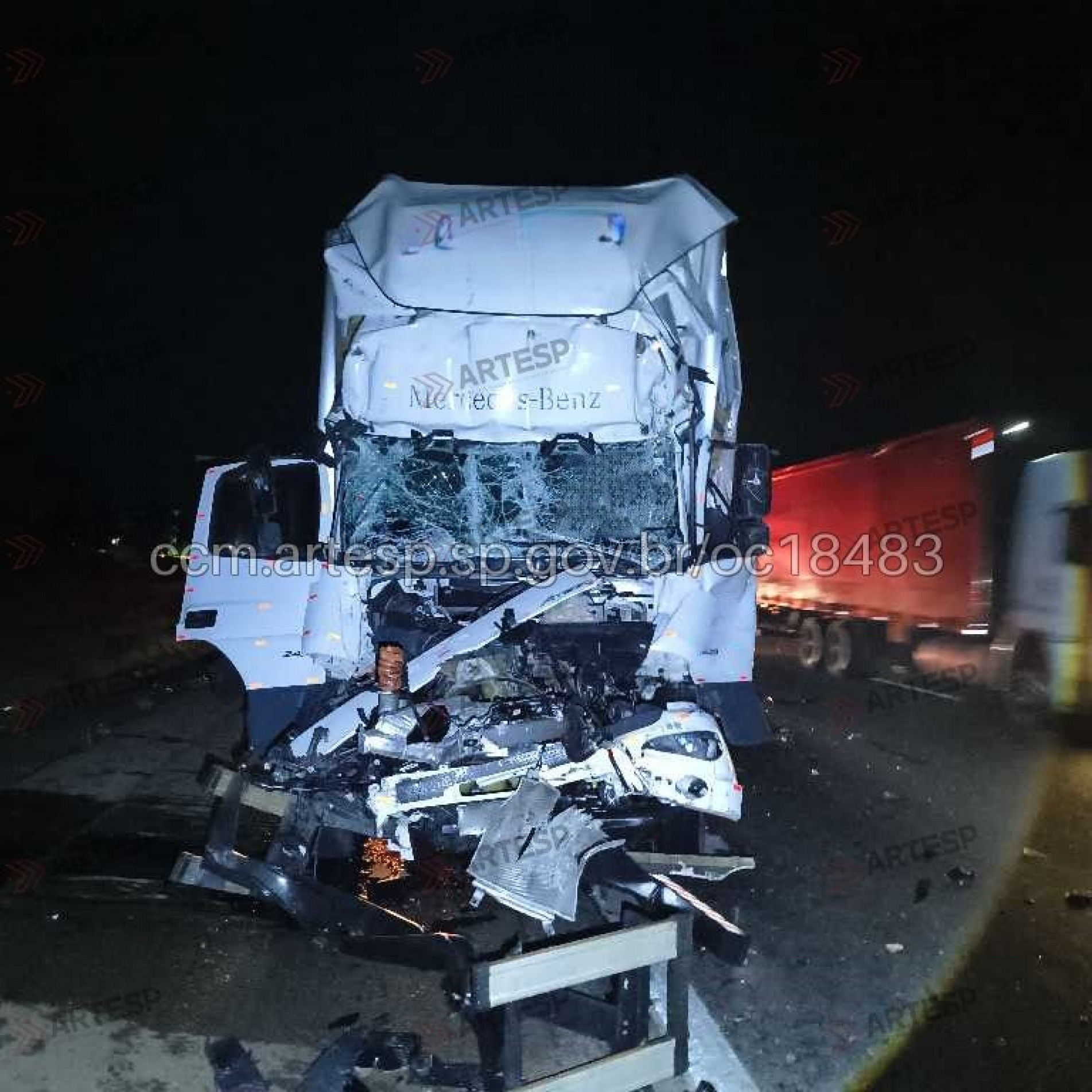 O motorista do caminhão não resistiu aos ferimentos e morreu no local