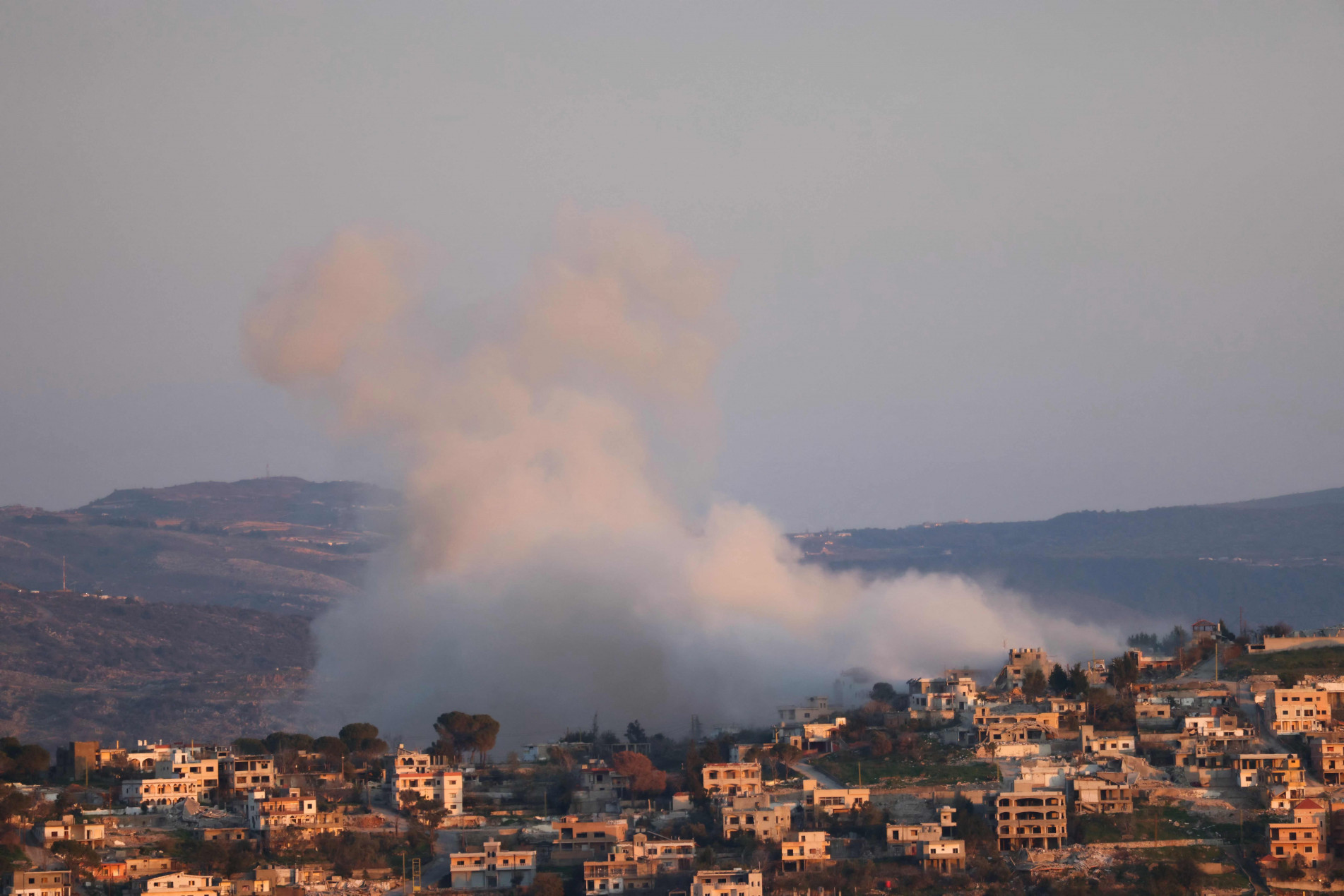 Fumaça sobe de explosões provocadas pelo exército israelense na vila fronteiriça de Khiam, no sul do Líbano