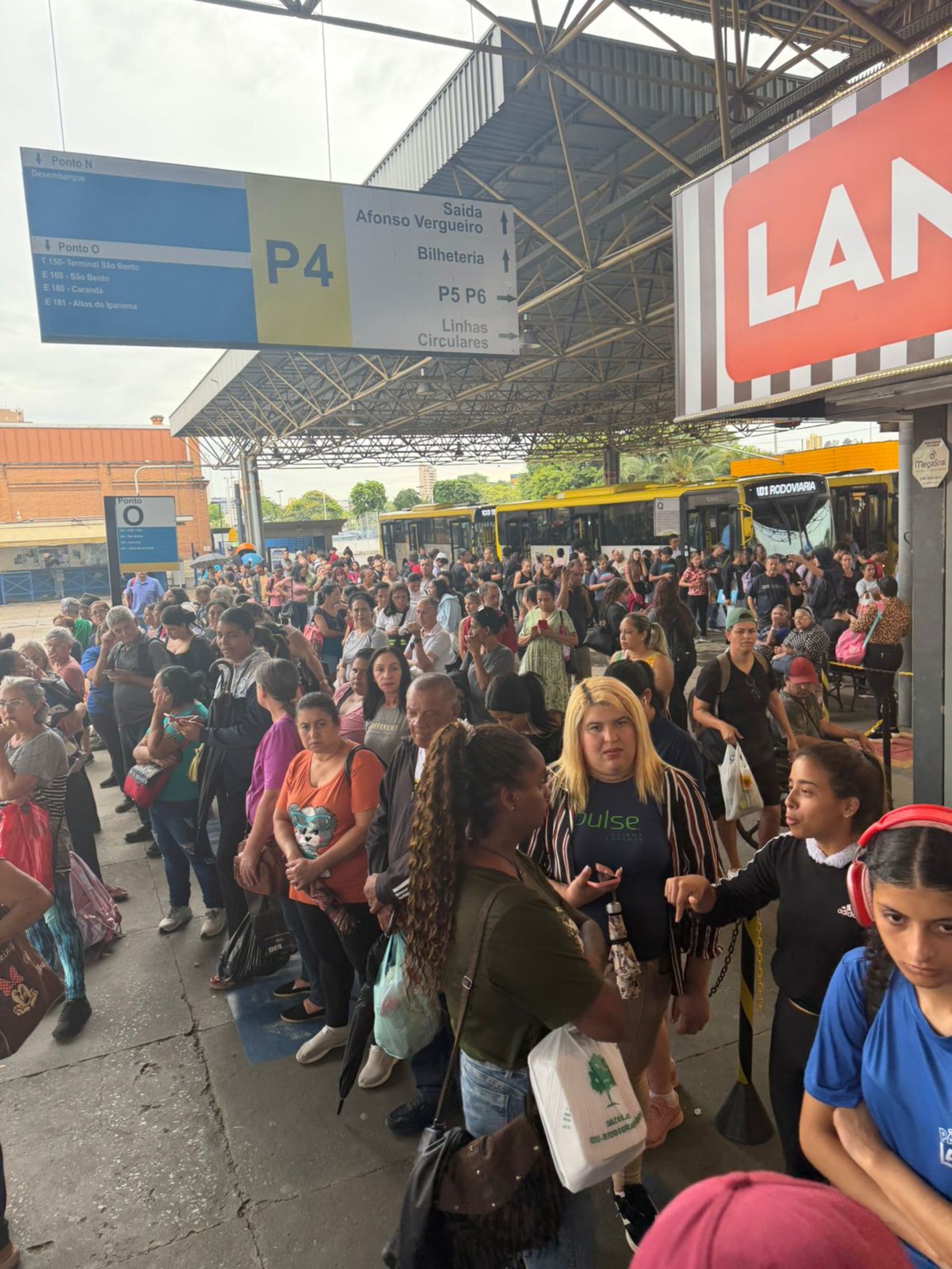 A paralisação iniciou às 14h e, às 16h, foi retomada gradualmente